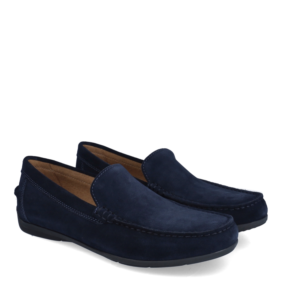 Mocasines de la marca Geox, modelo HUGO. Exterior de los mocasines en ante color azul. Interior de los mocasines en ante color camel con plantilla acolchada para máxima comodidad. Estos mocasines Geox HUGO, son unos complementos clásicos para esta temporada. No pueden faltar en tu armario!