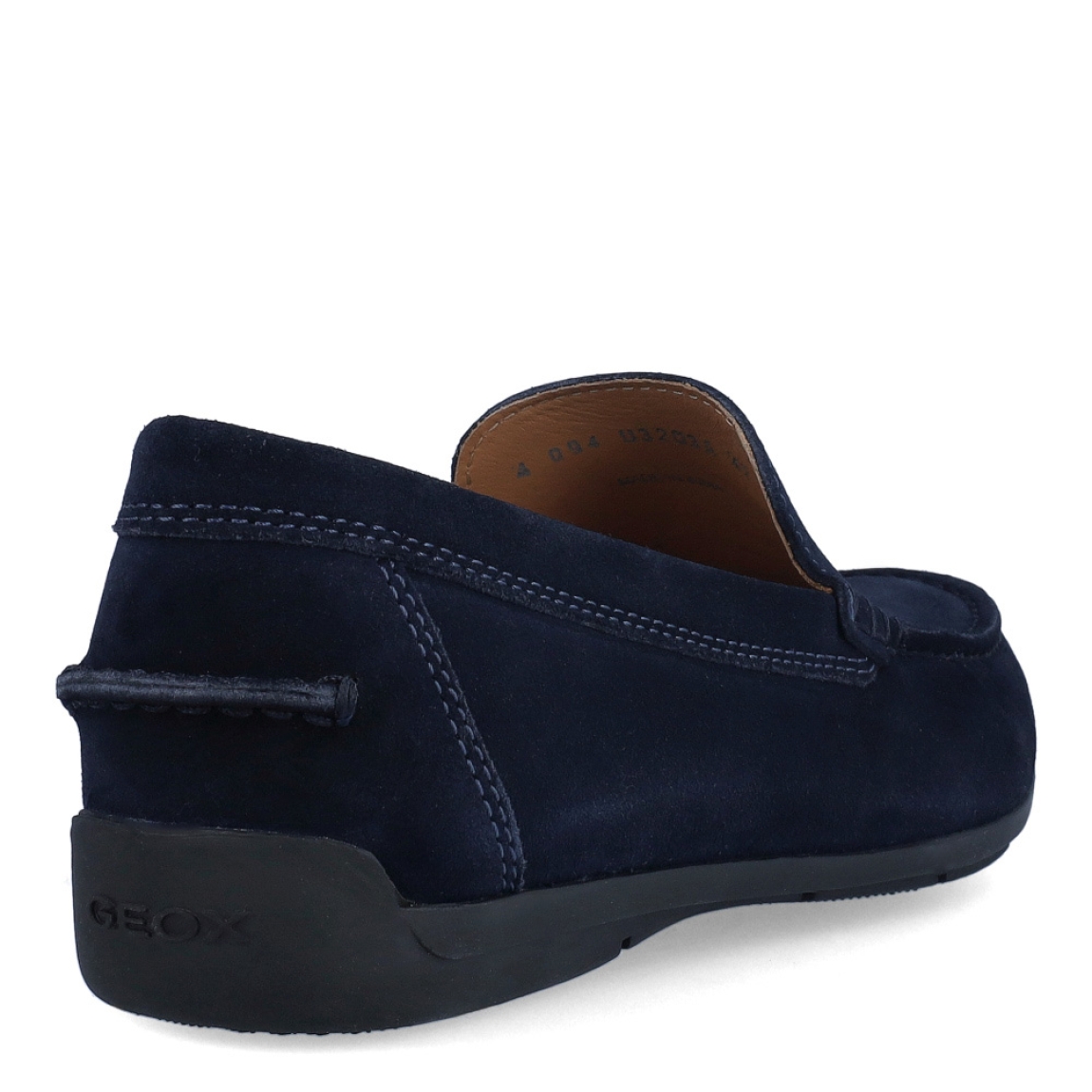 Mocasines de la marca Geox, modelo HUGO. Exterior de los mocasines en ante color azul. Interior de los mocasines en ante color camel con plantilla acolchada para máxima comodidad. Estos mocasines Geox HUGO, son unos complementos clásicos para esta temporada. No pueden faltar en tu armario!