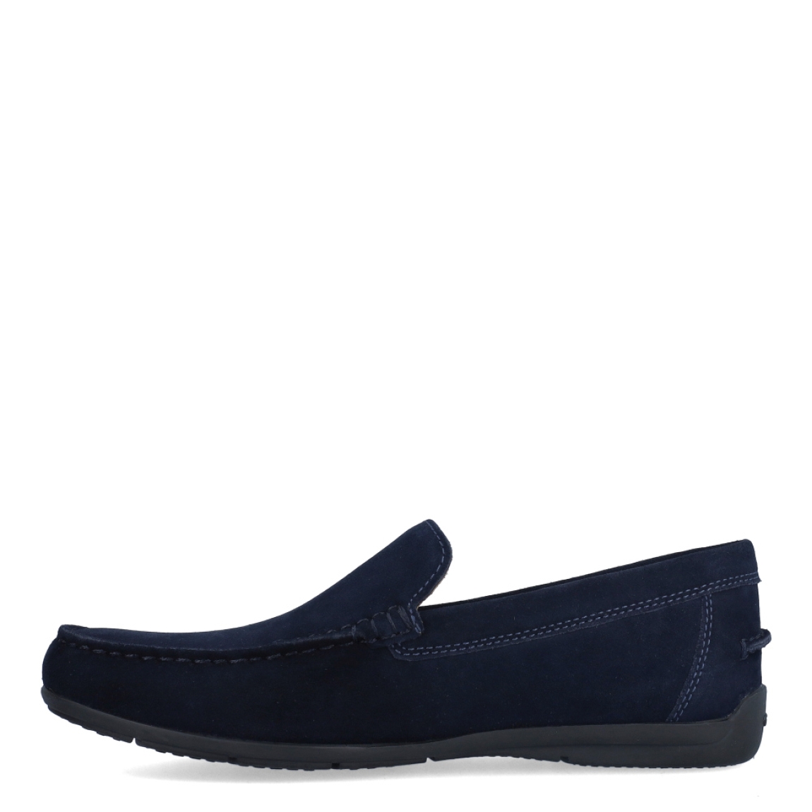 Mocasines de la marca Geox, modelo HUGO. Exterior de los mocasines en ante color azul. Interior de los mocasines en ante color camel con plantilla acolchada para máxima comodidad. Estos mocasines Geox HUGO, son unos complementos clásicos para esta temporada. No pueden faltar en tu armario!