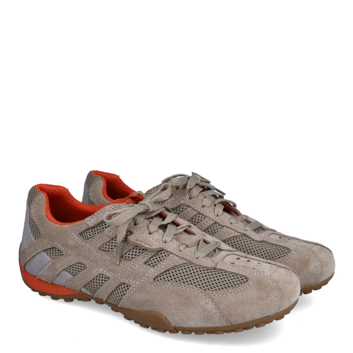 Deportivas de la marca Geox, modelo U55MA. Exterior en ante color camel, con detalle en rejilla. Interior en textil color naranja. Cierre de las deportivas con cordones. Suela de goma plana. Estas deportivas Geox U55MA transpirables son un complemento ideal de comodidad para el día a día.