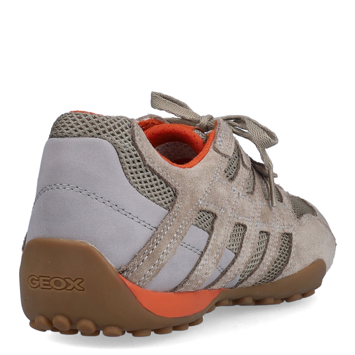 Deportivas de la marca Geox, modelo U55MA. Exterior en ante color camel, con detalle en rejilla. Interior en textil color naranja. Cierre de las deportivas con cordones. Suela de goma plana. Estas deportivas Geox U55MA transpirables son un complemento ideal de comodidad para el día a día.