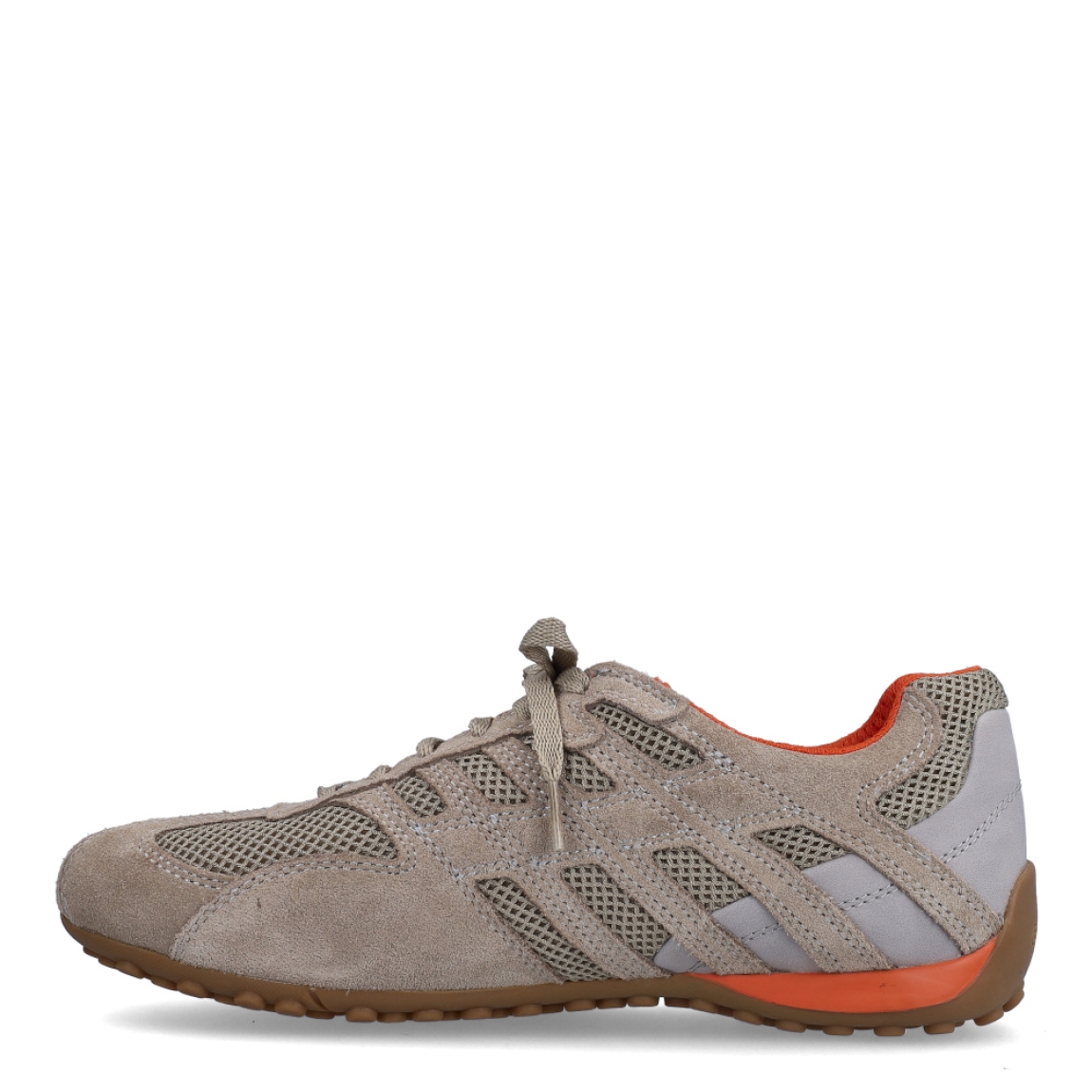 Deportivas de la marca Geox, modelo U55MA. Exterior en ante color camel, con detalle en rejilla. Interior en textil color naranja. Cierre de las deportivas con cordones. Suela de goma plana. Estas deportivas Geox U55MA transpirables son un complemento ideal de comodidad para el día a día.