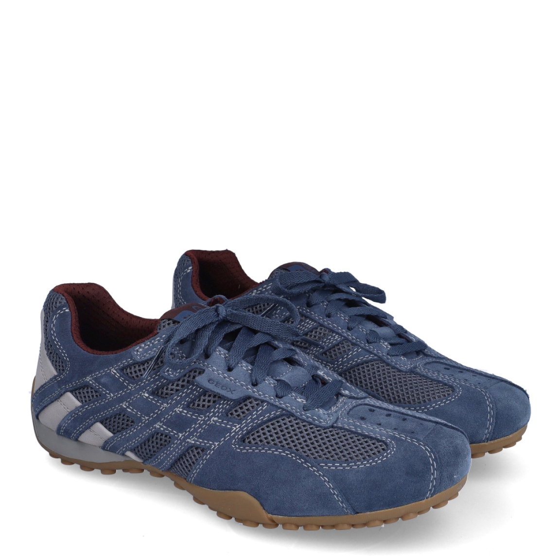 Deportivas de la marca Geox, modelo U55MA. Exterior en ante color azul, con detalle en rejilla. Interior en textil color granate. Cierre de las deportivas con cordones. Suela de goma plana. Estas deportivas Geox U55MA transpirables son un complemento ideal de comodidad para el día a día.