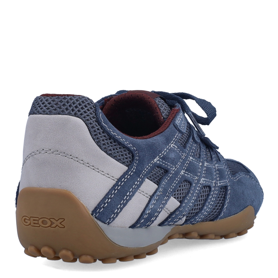 Deportivas de la marca Geox, modelo U55MA. Exterior en ante color azul, con detalle en rejilla. Interior en textil color granate. Cierre de las deportivas con cordones. Suela de goma plana. Estas deportivas Geox U55MA transpirables son un complemento ideal de comodidad para el día a día.