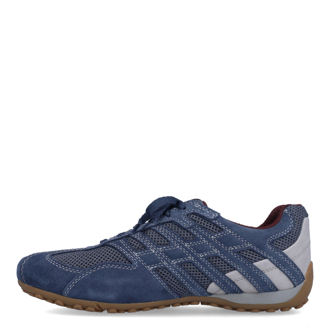 Deportivas de la marca Geox, modelo U55MA. Exterior en ante color azul, con detalle en rejilla. Interior en textil color granate. Cierre de las deportivas con cordones. Suela de goma plana. Estas deportivas Geox U55MA transpirables son un complemento ideal de comodidad para el día a día.