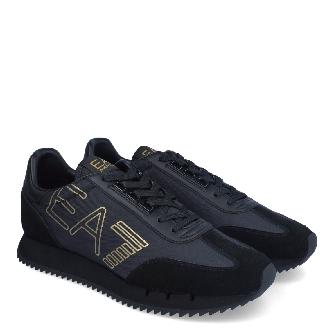 Deportivas de la marca Armani Exchange, modelo EA7. Exterior en piel color negro con detalles en color dorado. Interior en piel color negro, con plantilla acolchada y extraíble para máxima comodidad. Cierre de las deportivas con cordones. Deportivas con suela de goma plana. Estas deportivas Armani Exchange EA7 son un complemento ideal de comodidad y estilo para tu día a día.