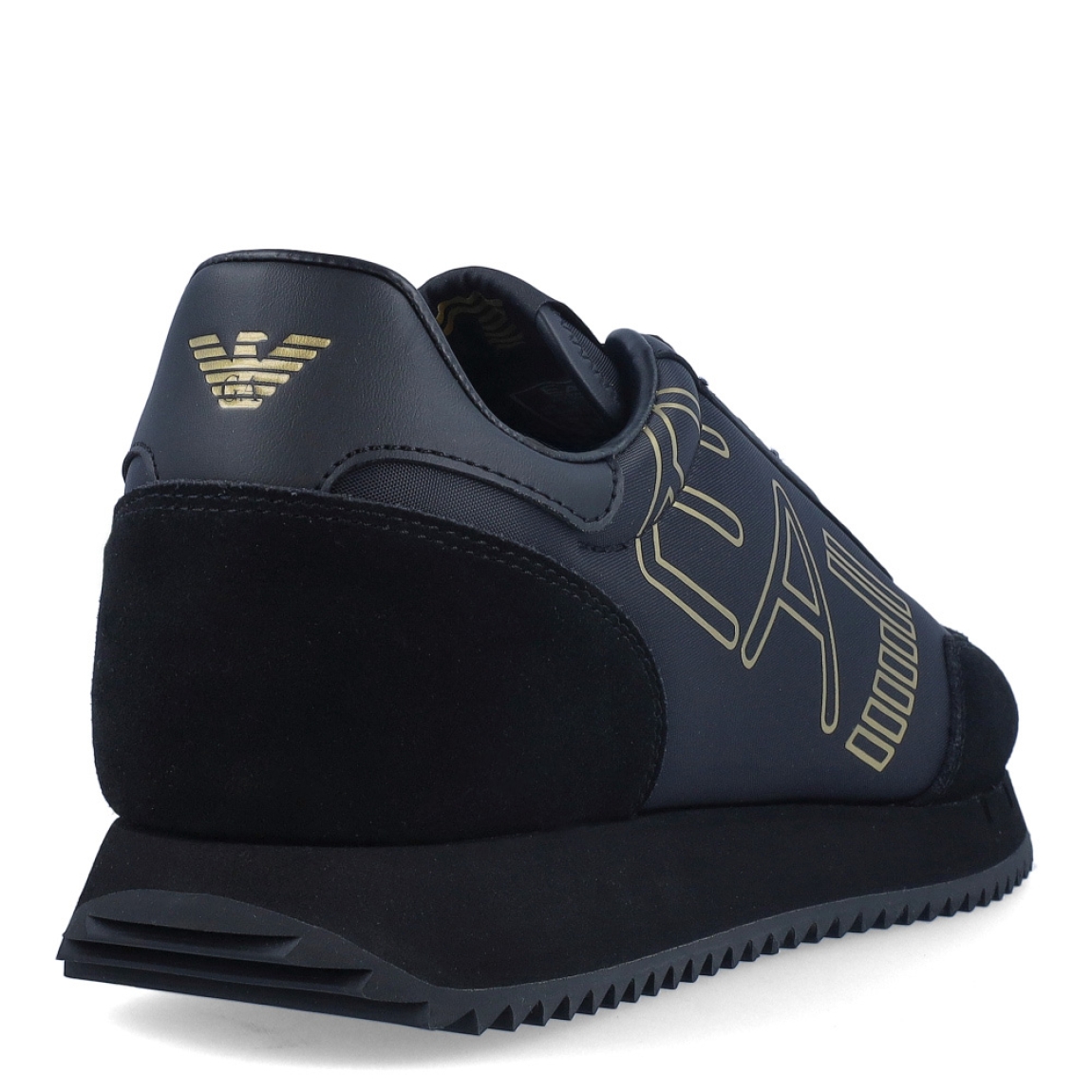 Deportivas de la marca Armani Exchange, modelo EA7. Exterior en piel color negro con detalles en color dorado. Interior en piel color negro, con plantilla acolchada y extraíble para máxima comodidad. Cierre de las deportivas con cordones. Deportivas con suela de goma plana. Estas deportivas Armani Exchange EA7 son un complemento ideal de comodidad y estilo para tu día a día.