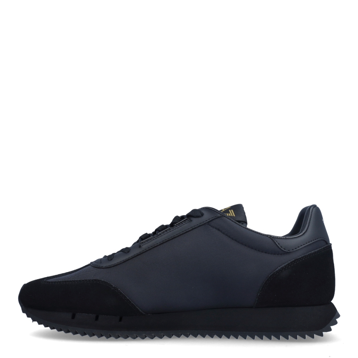 Deportivas de la marca Armani Exchange, modelo EA7. Exterior en piel color negro con detalles en color dorado. Interior en piel color negro, con plantilla acolchada y extraíble para máxima comodidad. Cierre de las deportivas con cordones. Deportivas con suela de goma plana. Estas deportivas Armani Exchange EA7 son un complemento ideal de comodidad y estilo para tu día a día.