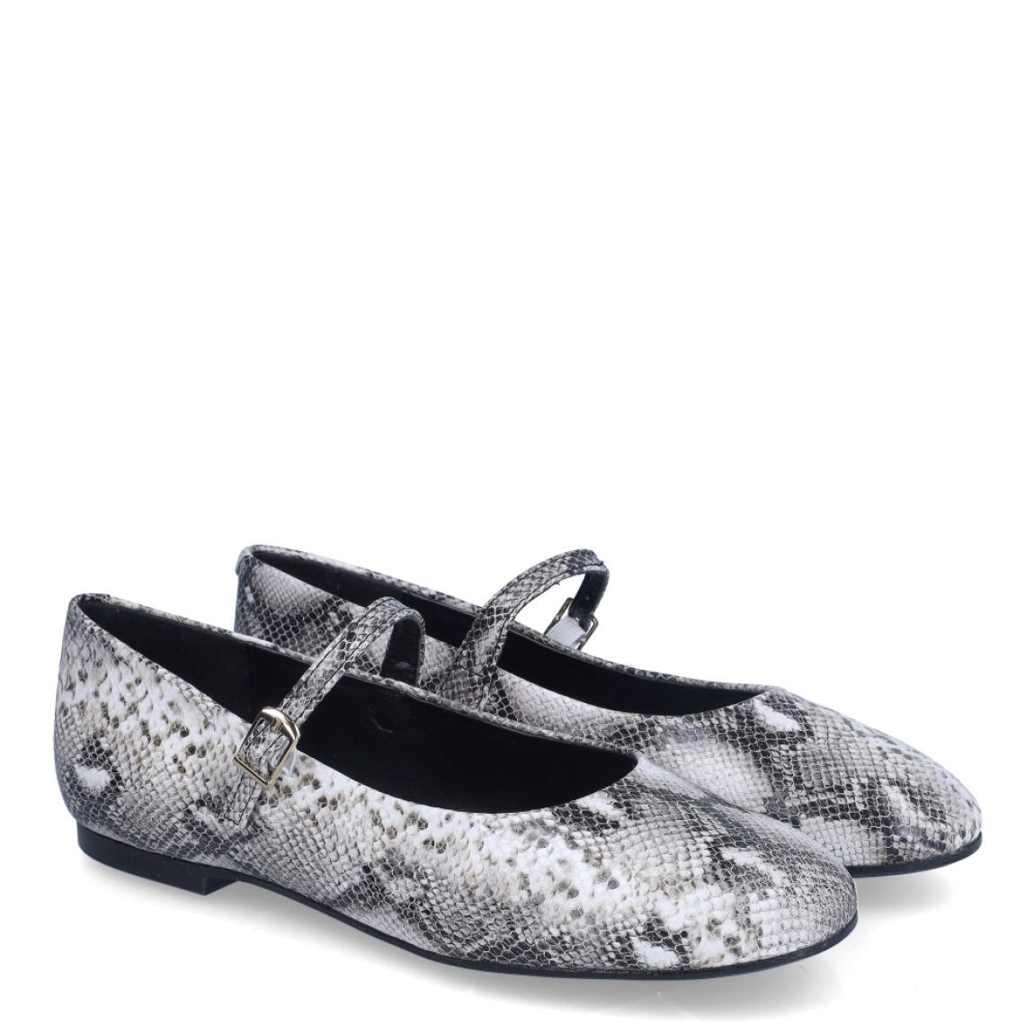 Merceditas de la marca Itse, modelo NEREA. Exterior en animal print serpiente y punta redonda. Interior en piel color negro. Cierre de las merceditas Itse con hebilla en la pala y suela plana de goma. Estas merceditas Itse NEREA son unas clásicas, ideales para lucirlas con perfecta comodidad!