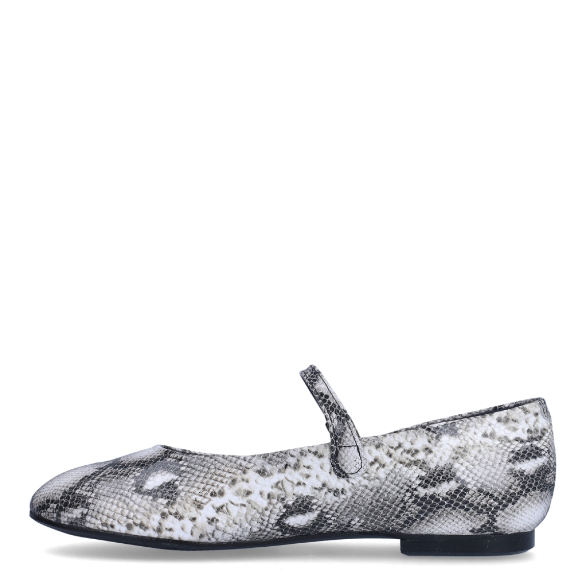 Merceditas de la marca Itse, modelo NEREA. Exterior en animal print serpiente y punta redonda. Interior en piel color negro. Cierre de las merceditas Itse con hebilla en la pala y suela plana de goma. Estas merceditas Itse NEREA son unas clásicas, ideales para lucirlas con perfecta comodidad!