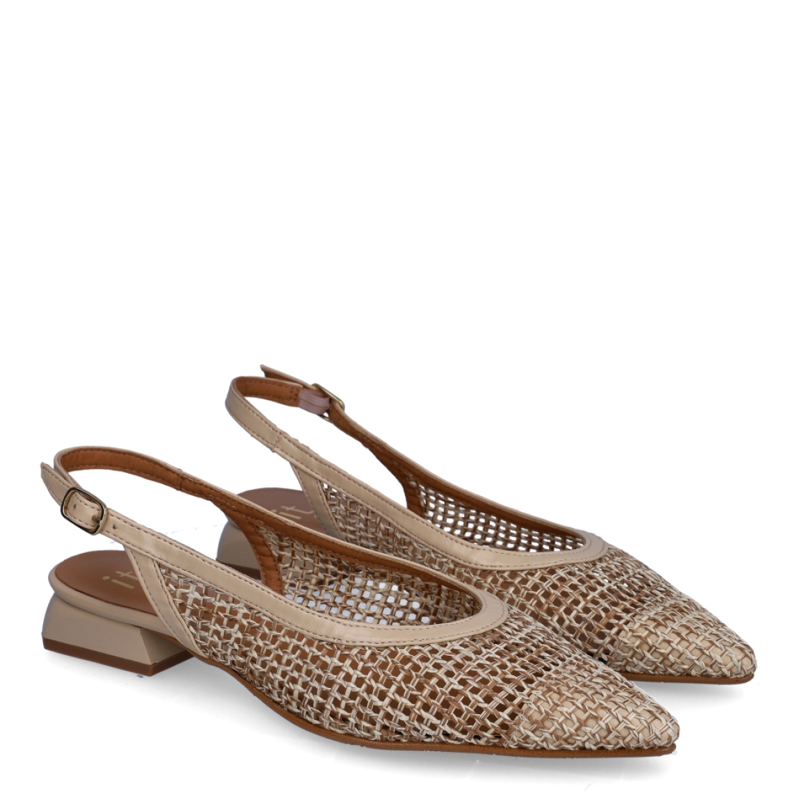 Salones de la marca Itse, modelo ADARA. Exterior en piel con efecto rejilla en color nude. Salones destaloados en punta lápiz. Interior en piel color nude. Cierre con hebilla en talón. Tacón con 2cm de altura. Estos salones Itse ADARA son un complemento ideal de elegancia y comodidad.