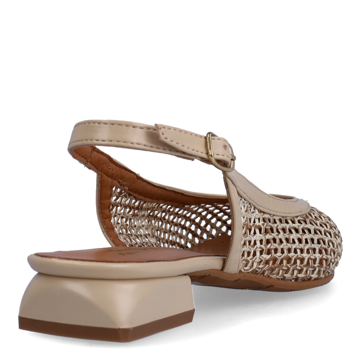Salones de la marca Itse, modelo ADARA. Exterior en piel con efecto rejilla en color nude. Salones destaloados en punta lápiz. Interior en piel color nude. Cierre con hebilla en talón. Tacón con 2cm de altura. Estos salones Itse ADARA son un complemento ideal de elegancia y comodidad.