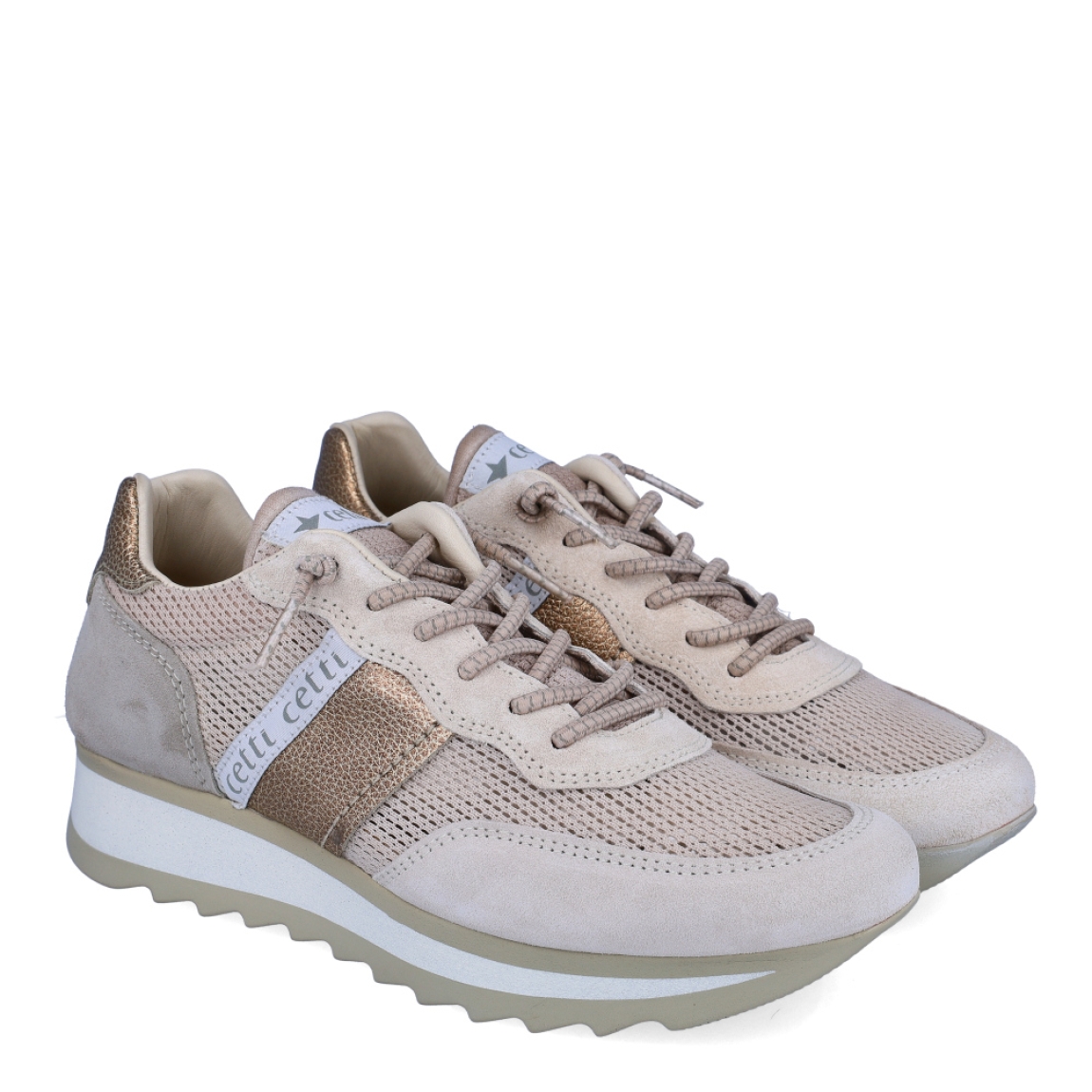 Deportivas de la marca Cetti, modelo 849. Exterior de las deportivas en tela color beig estilo rejilla con detalle en ante. Interior de las deportivas en piel color beig. Cierre de las deportivas Cetti con cordones elásticos. Deportivas con cuña de 3cm de altura. Estas deportivas Cetti 849 son unas clásicas, con estilo y comodidad que no pueden faltar en tu armario.