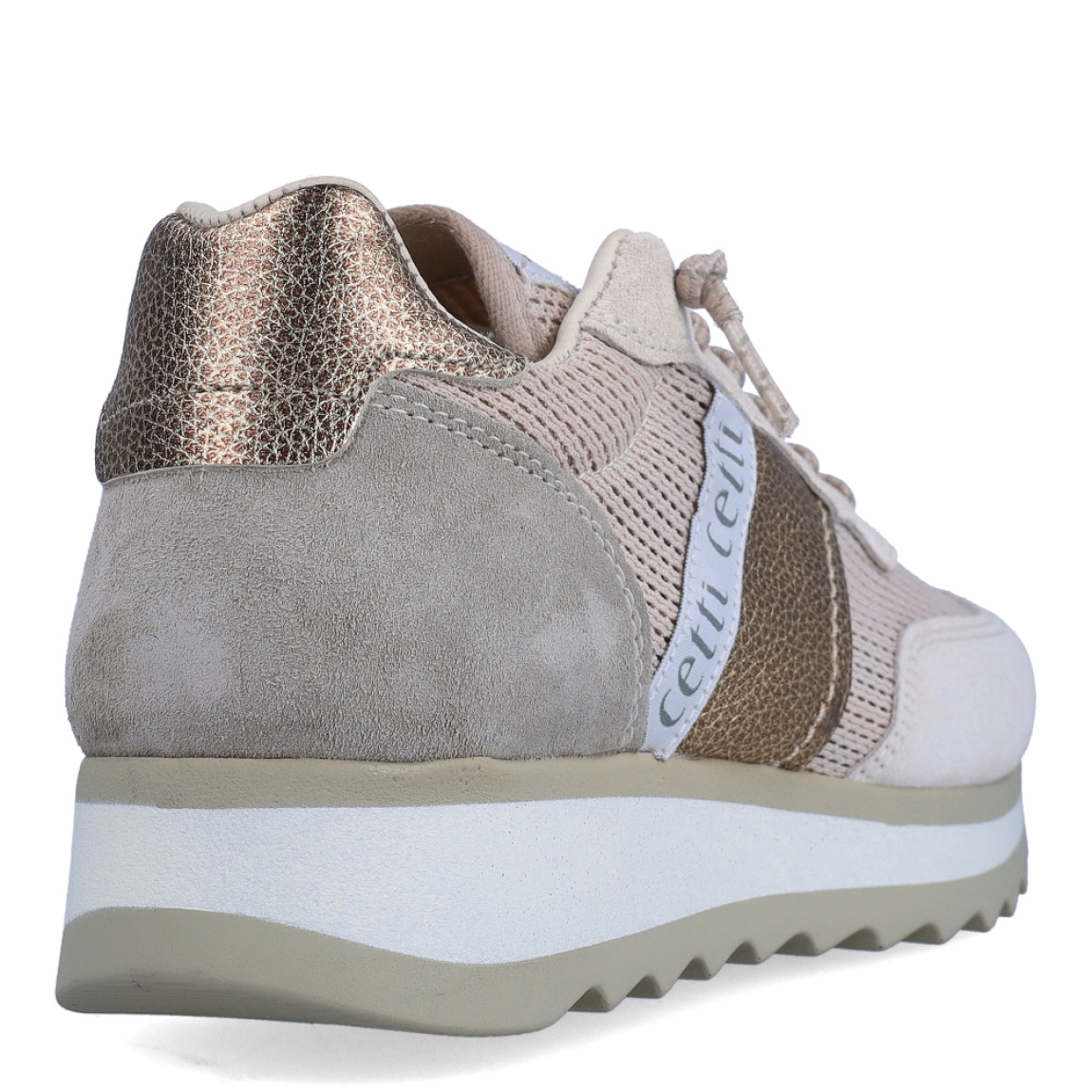 Deportivas de la marca Cetti, modelo 849. Exterior de las deportivas en tela color beig estilo rejilla con detalle en ante. Interior de las deportivas en piel color beig. Cierre de las deportivas Cetti con cordones elásticos. Deportivas con cuña de 3cm de altura. Estas deportivas Cetti 849 son unas clásicas, con estilo y comodidad que no pueden faltar en tu armario.