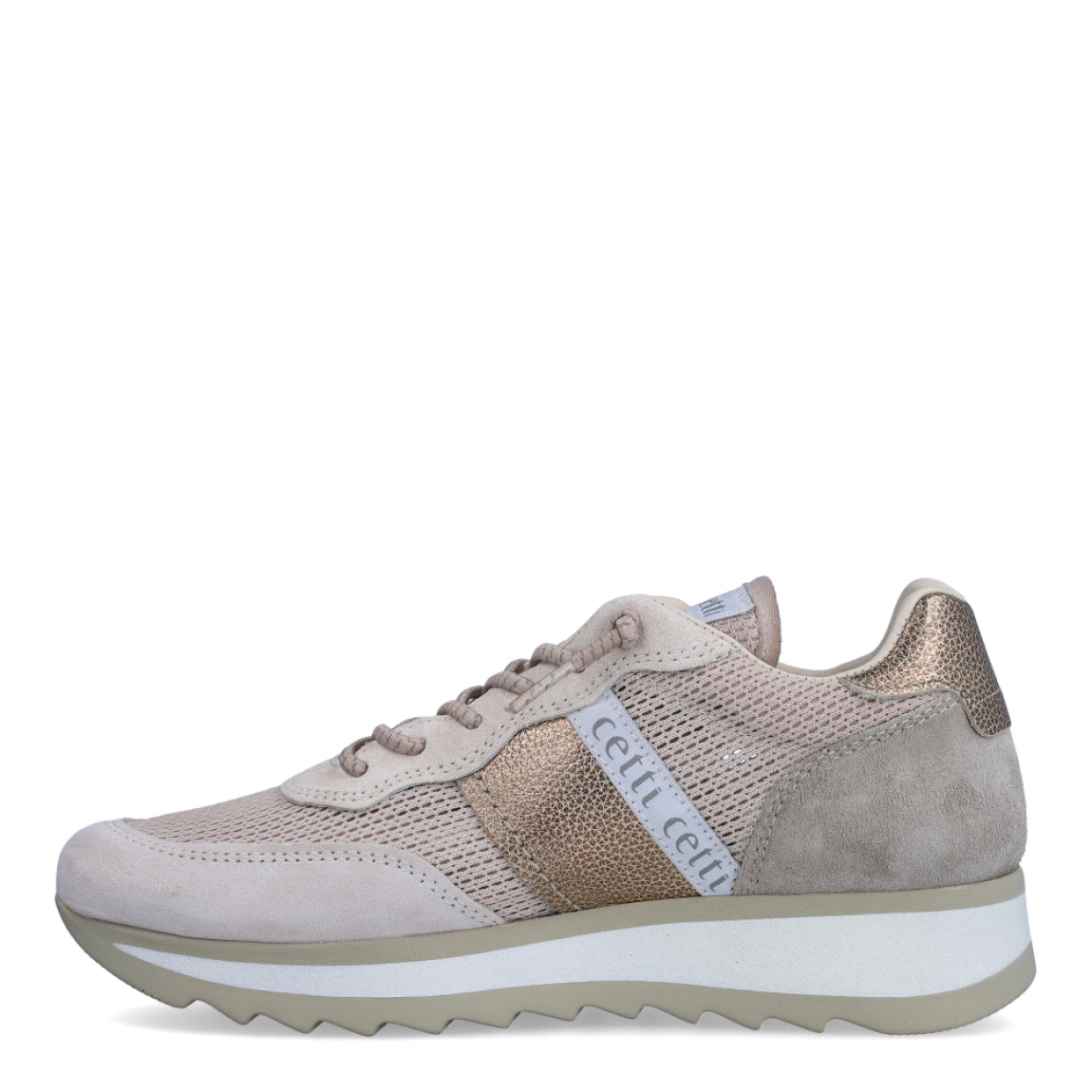 Deportivas de la marca Cetti, modelo 849. Exterior de las deportivas en tela color beig estilo rejilla con detalle en ante. Interior de las deportivas en piel color beig. Cierre de las deportivas Cetti con cordones elásticos. Deportivas con cuña de 3cm de altura. Estas deportivas Cetti 849 son unas clásicas, con estilo y comodidad que no pueden faltar en tu armario.