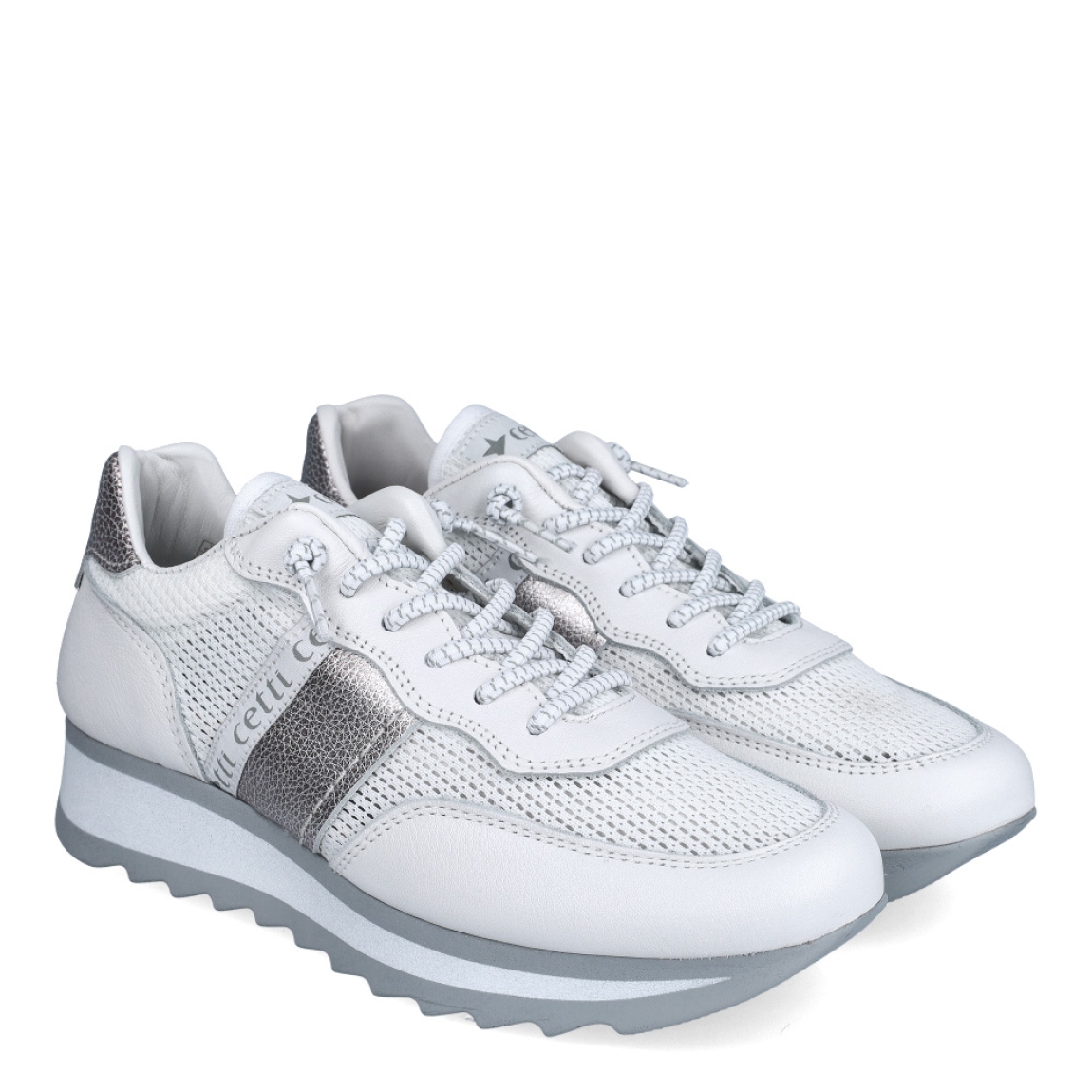 Deportivas de la marca Cetti, modelo 849. Exterior de las deportivas en tela color blanco estilo rejilla con detalle en ante. Interior de las deportivas en piel color blanco. Cierre de las deportivas Cetti con cordones elásticos. Deportivas con cuña de 3cm de altura. Estas deportivas Cetti 849 son unas clásicas, con estilo y comodidad que no pueden faltar en tu armario.