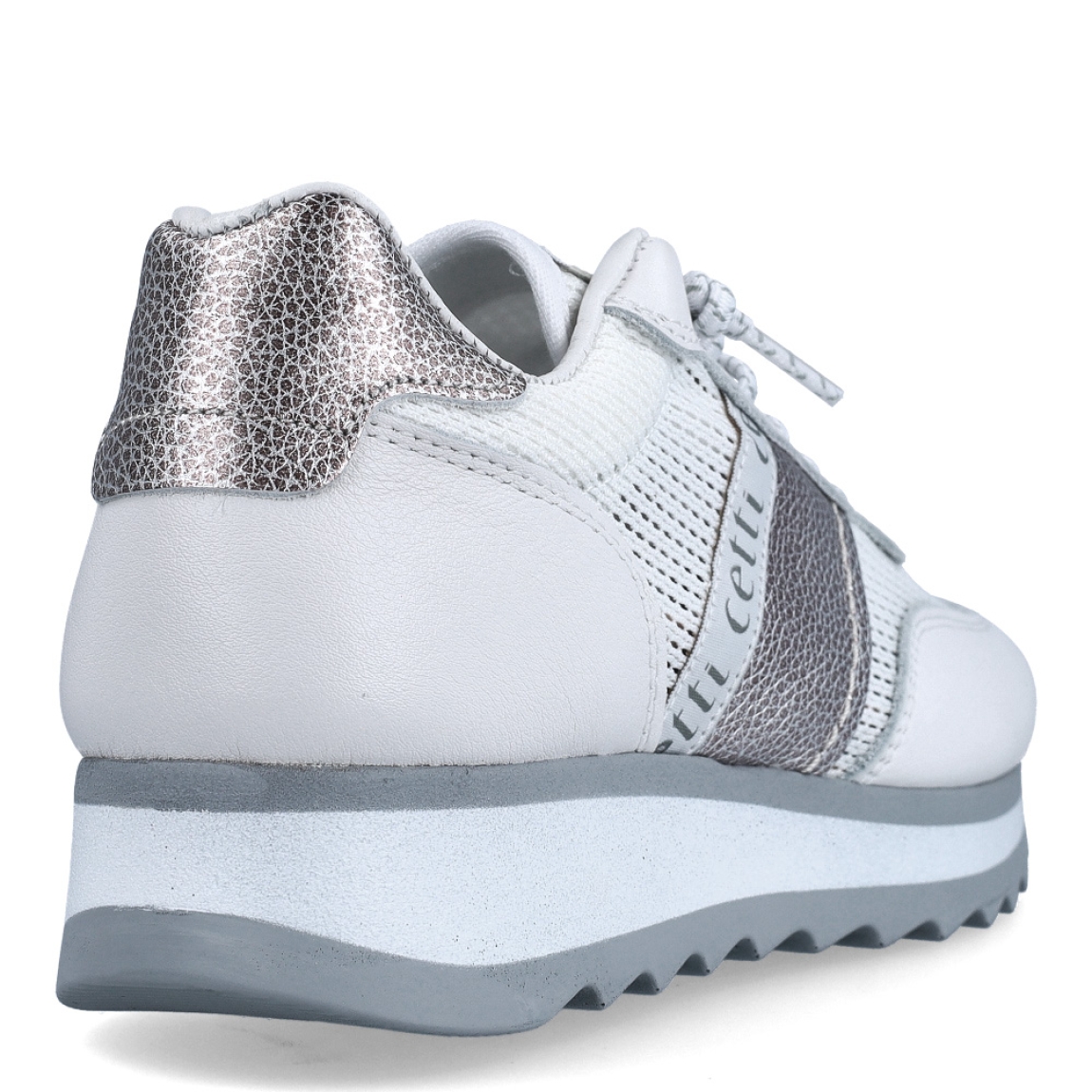 Deportivas de la marca Cetti, modelo 849. Exterior de las deportivas en tela color blanco estilo rejilla con detalle en ante. Interior de las deportivas en piel color blanco. Cierre de las deportivas Cetti con cordones elásticos. Deportivas con cuña de 3cm de altura. Estas deportivas Cetti 849 son unas clásicas, con estilo y comodidad que no pueden faltar en tu armario.