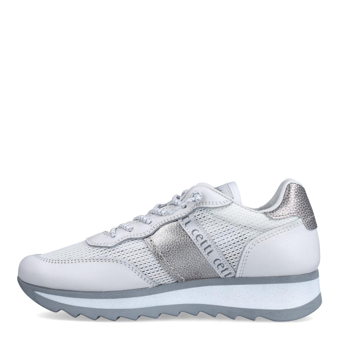 Deportivas de la marca Cetti, modelo 849. Exterior de las deportivas en tela color blanco estilo rejilla con detalle en ante. Interior de las deportivas en piel color blanco. Cierre de las deportivas Cetti con cordones elásticos. Deportivas con cuña de 3cm de altura. Estas deportivas Cetti 849 son unas clásicas, con estilo y comodidad que no pueden faltar en tu armario.