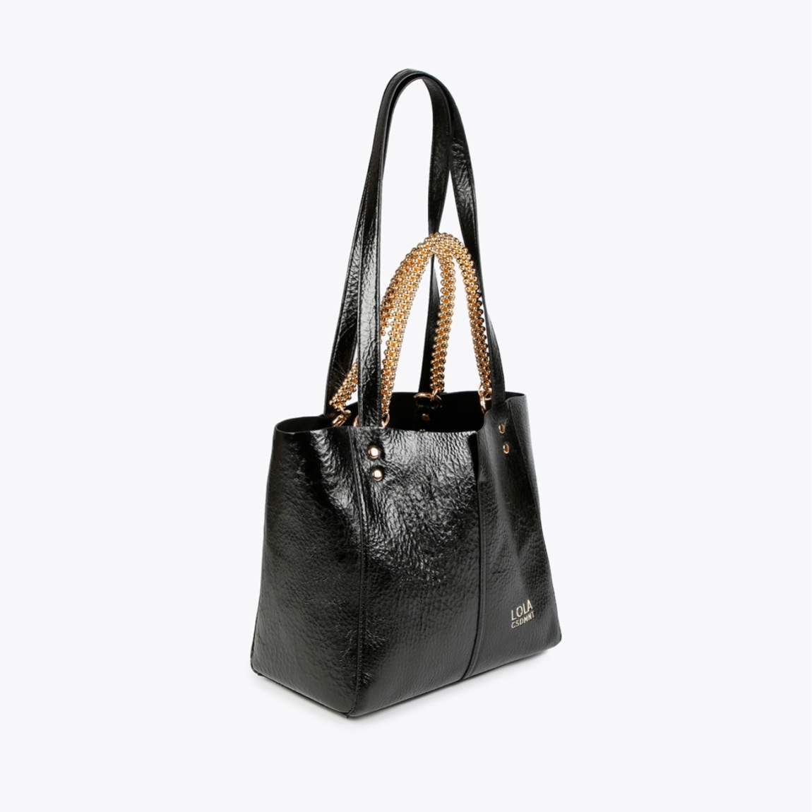 Bolso mediano de la marca Lola Casademunt, modelo LEA. Bolso en efecto piel metalizado color negro con asa metálica decorativa. Contiene pouch interior. Cierre imantado.ALTO: 23 cm - LARGO: 27 cm - ANCHO: 11 cm / BANDOLERA: 58 cm