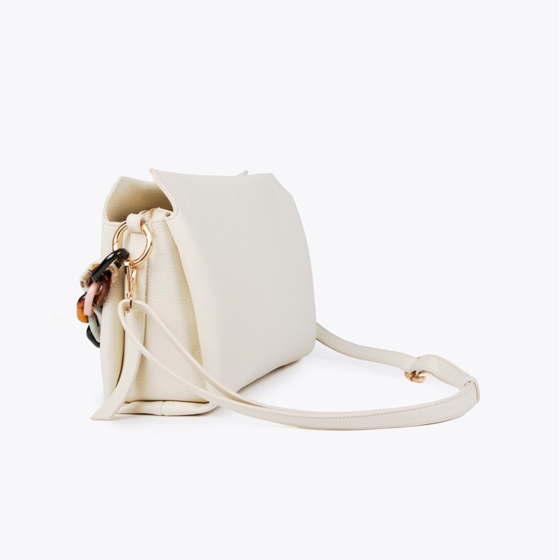 Bolso de la marca Lola Casademunt, modelo INÉS. Bolso grande en efecto piel color beig. Detalle de asa acrílica multicolor. Contiene asa bandolera y compartimento interior con cremallera. Cierre imantado.ALTO: 25 cm - LARGO: 35 cm - ANCHO: 8 cm / BANDOLERA: 145 cm
