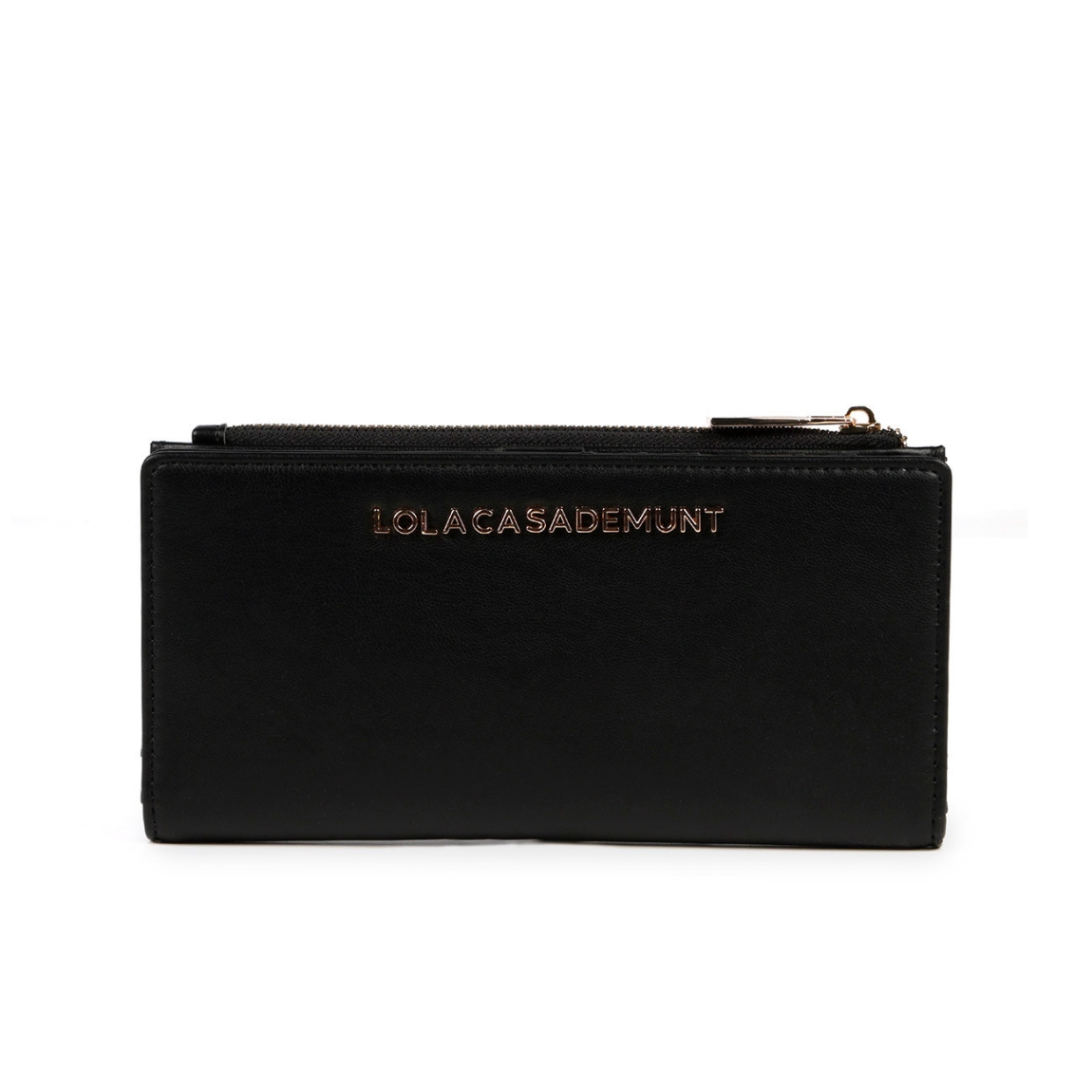 Billetero de la marca Lola Casademunt, modelo SHARON. Billetero en piel color negro con piezas geométricas y logo dorados. Cierre con cremallera. Medidas: alto 9cm y ancho 19cm. Este billetero Lola Casademunt es un complemento clásico e ideal para llevar a todos lados.