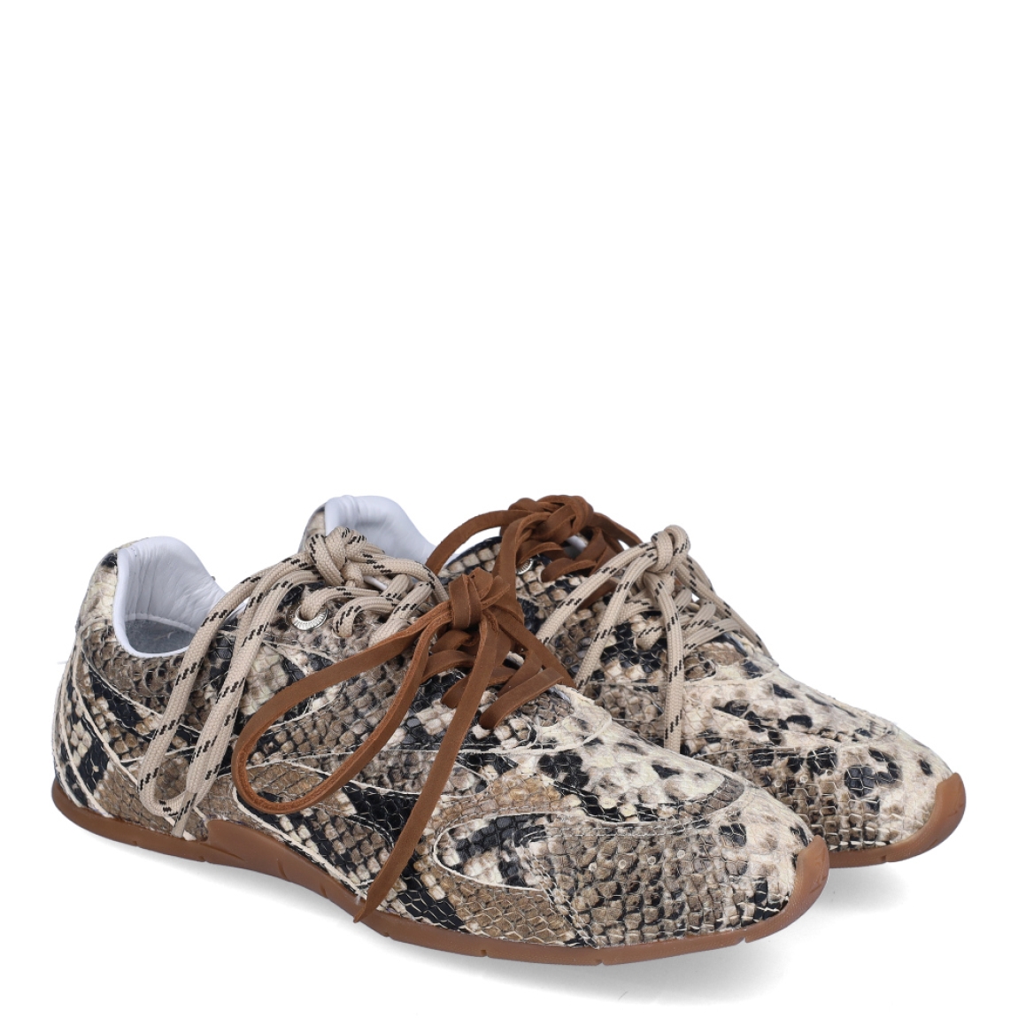 Deportivas de la marca Bronx, modelo HANNAH. Exterior en piel con estampado animal print de serpiente. Interior en piel color blanco. Cierre con doble cordones. Suela plana de goma. Estas deportivas Bronx HANNAH son una tendencia que no te puede faltar.