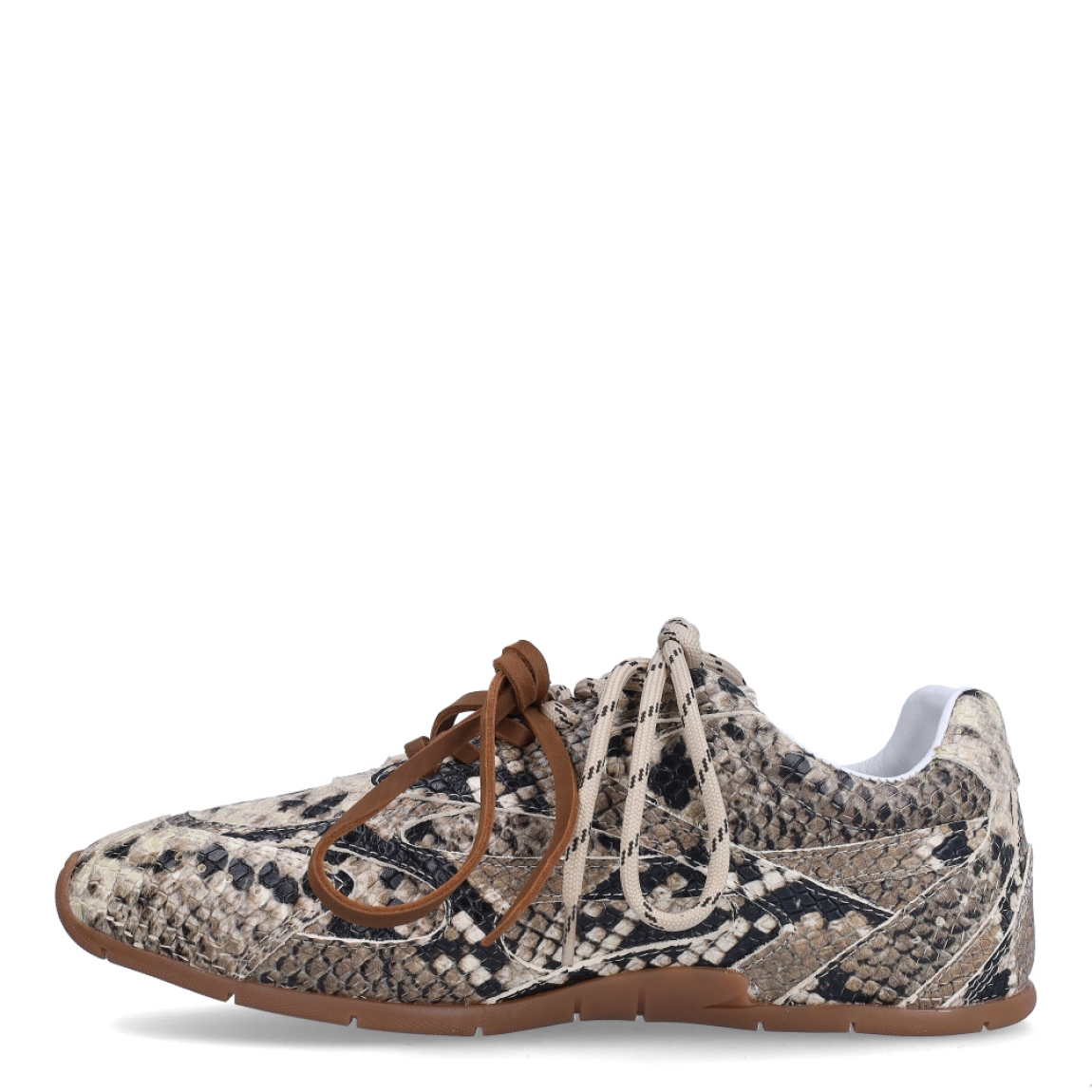 Deportivas de la marca Bronx, modelo HANNAH. Exterior en piel con estampado animal print de serpiente. Interior en piel color blanco. Cierre con doble cordones. Suela plana de goma. Estas deportivas Bronx HANNAH son una tendencia que no te puede faltar.