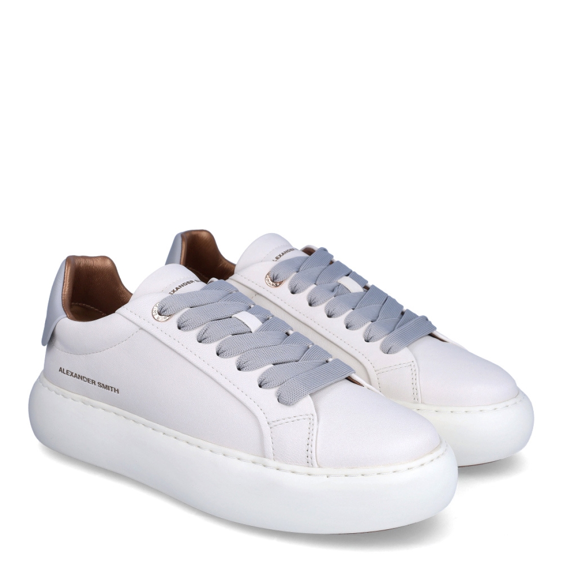 Deportivas de la marca Alexander Smith, modelo SOHO. Exterior de las deportivas en piel color blanco con detalle del logo. Interior en piel color camel. Cierre de las deportivas con cordones grises. Deportivas Alexander Smith con plataforma de goma. Estas deportivas SOHO son unas clásicas, ideales para tu día a día.