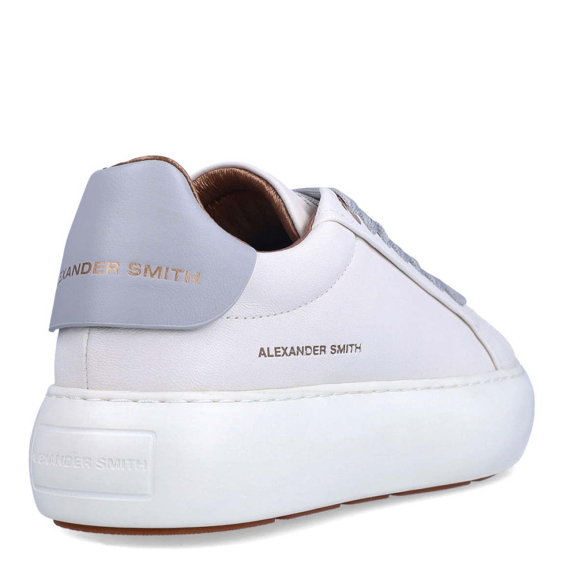 Deportivas de la marca Alexander Smith, modelo SOHO. Exterior de las deportivas en piel color blanco con detalle del logo. Interior en piel color camel. Cierre de las deportivas con cordones grises. Deportivas Alexander Smith con plataforma de goma. Estas deportivas SOHO son unas clásicas, ideales para tu día a día.