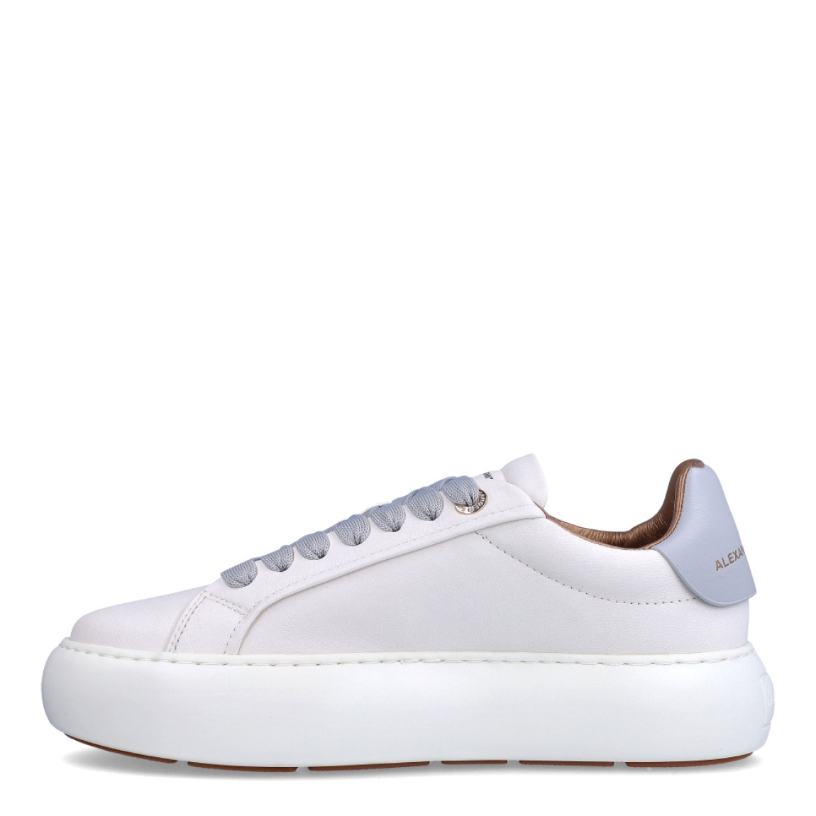 Deportivas de la marca Alexander Smith, modelo SOHO. Exterior de las deportivas en piel color blanco con detalle del logo. Interior en piel color camel. Cierre de las deportivas con cordones grises. Deportivas Alexander Smith con plataforma de goma. Estas deportivas SOHO son unas clásicas, ideales para tu día a día.