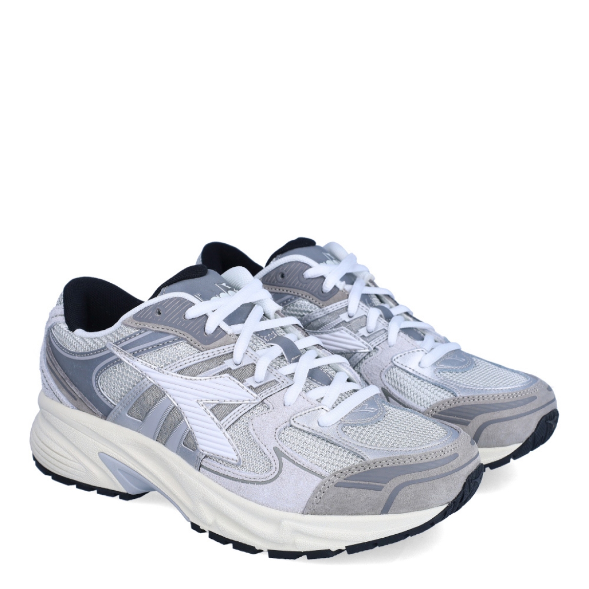 Deportivas de la marca Diadora, modelo MYTHOS STAR. Exterior en naylon color plata con detalles en blanco y gris. Interior en textil color negro, con plantilla acolchada y extraíble para máxima comodidad. Cierre con cordones de color blanco. Suela de goma con cuña de 4cm de altura. Estas deportivas MYTHOS STAR son unas clásicas ideales para llevar en tu día a día.