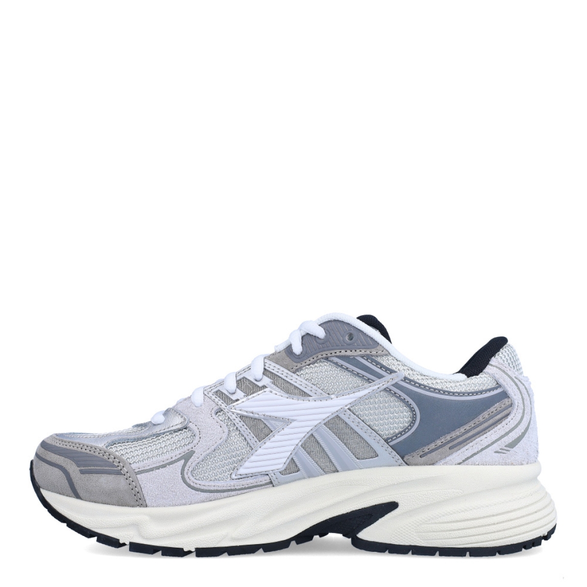 Deportivas de la marca Diadora, modelo MYTHOS STAR. Exterior en naylon color plata con detalles en blanco y gris. Interior en textil color negro, con plantilla acolchada y extraíble para máxima comodidad. Cierre con cordones de color blanco. Suela de goma con cuña de 4cm de altura. Estas deportivas MYTHOS STAR son unas clásicas ideales para llevar en tu día a día.