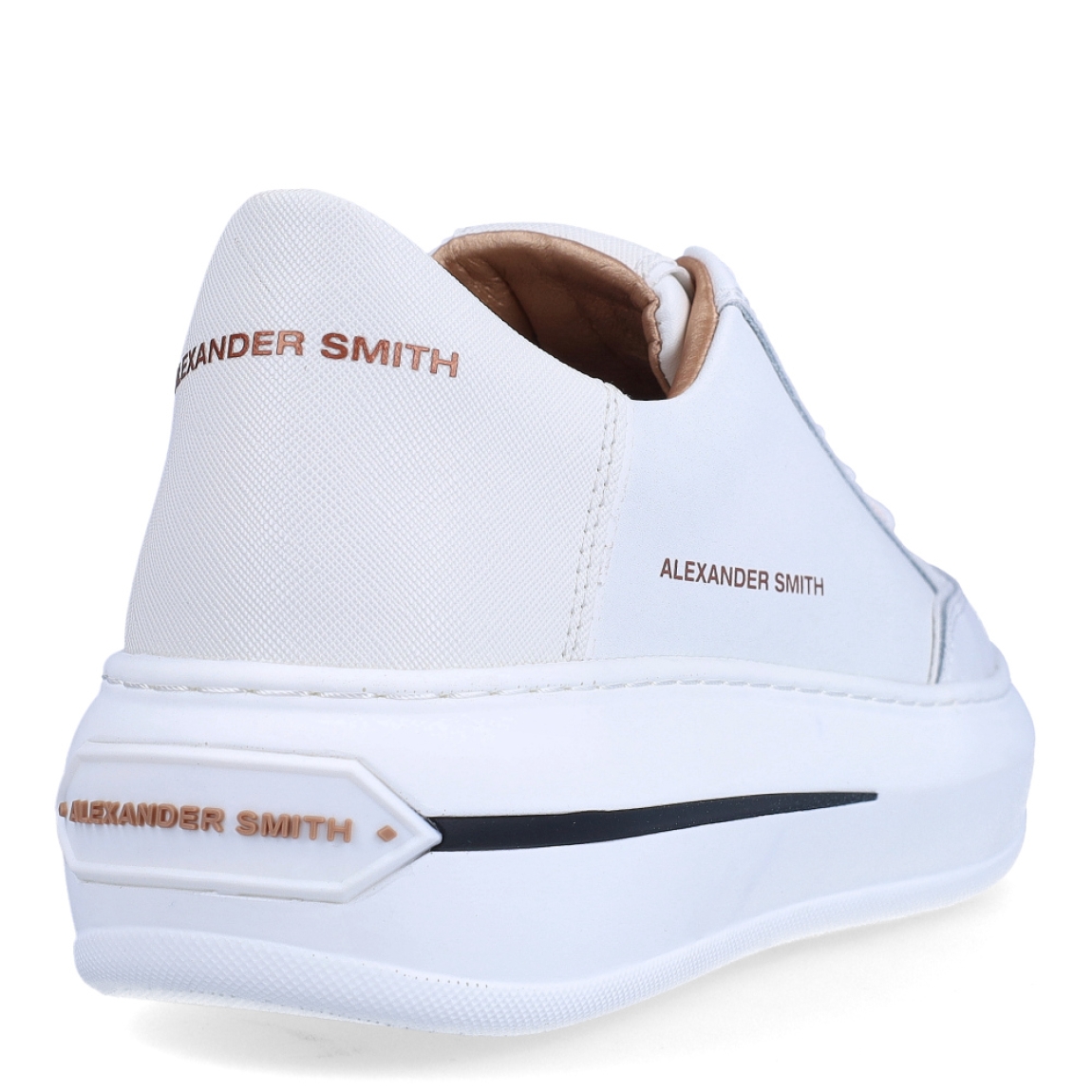 Deportivas de la marca Alexander Smith, modelo LANCASTER. Exterior en piel color blanco. Interior e piel color dorado con plantilla acolchada y extraíble para máxima comodidad. Cierre de las deportivas con cordones y plataforma de 4cm de altura. Estas deportivas Alexander Smith LANCASTER son unas clásicas, ideales para crear diferentes looks esta temporada!