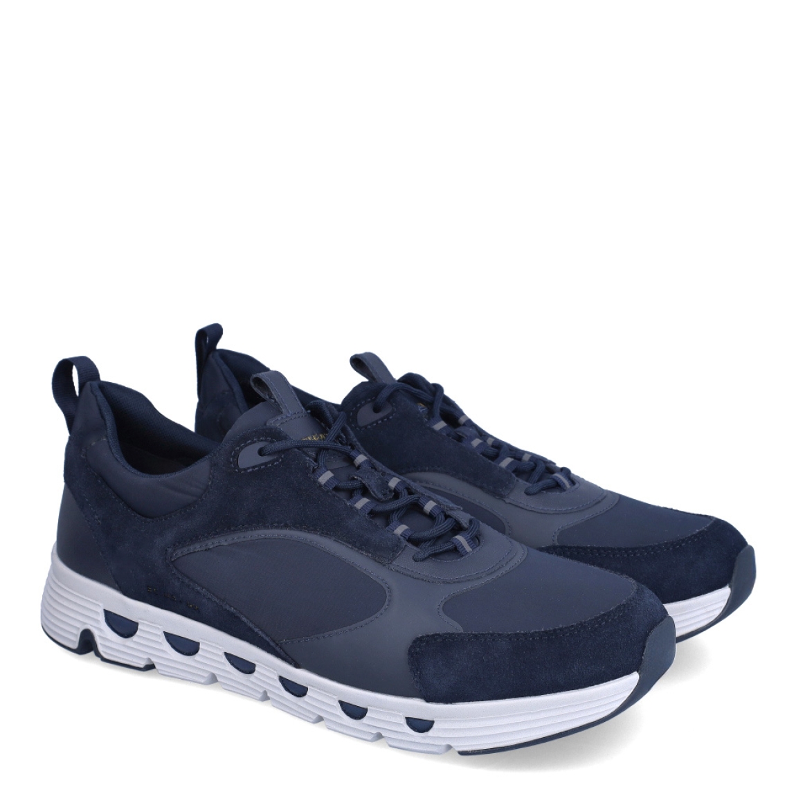 Deportiva de la marca Geox, modelo SHPERICA. Exterior de la deportiva de piel de color zul marino. Interior de la deportiva en textil de color negro. Cierre de la deportiva con cordones. Suela de goma de 2 cm de cuña. Este modelo presenta un estilo icónico e innovador. La Geox Spherica de hombre es una deportiva que revoluciona el concepto mismo de deportiva ofreciendo transpirabilidad, bienestar y amortiguación superiores.