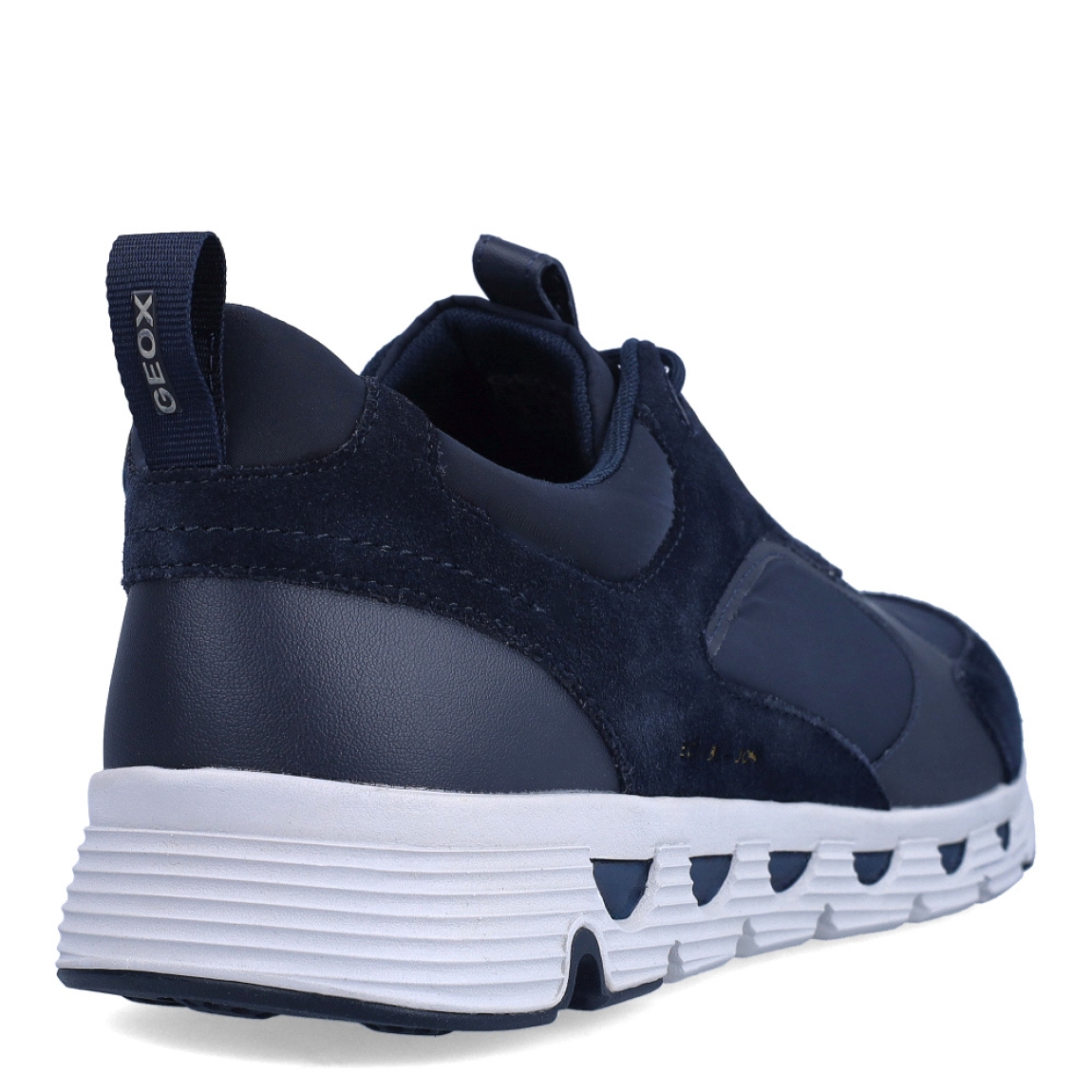 Deportiva de la marca Geox, modelo SHPERICA. Exterior de la deportiva de piel de color zul marino. Interior de la deportiva en textil de color negro. Cierre de la deportiva con cordones. Suela de goma de 2 cm de cuña. Este modelo presenta un estilo icónico e innovador. La Geox Spherica de hombre es una deportiva que revoluciona el concepto mismo de deportiva ofreciendo transpirabilidad, bienestar y amortiguación superiores.