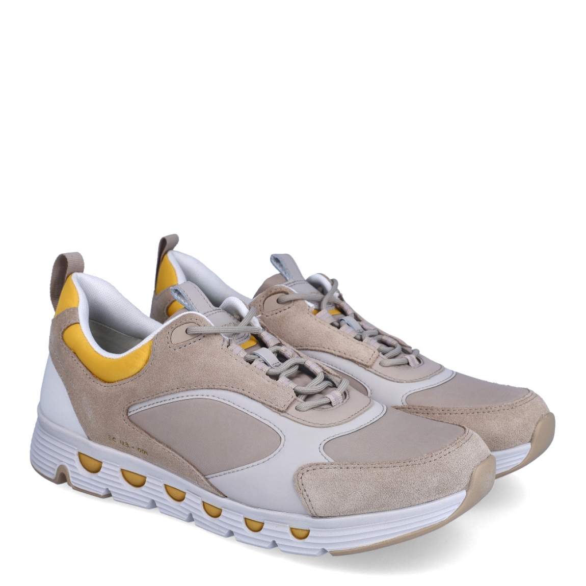 Deportiva de la marca Geox, modelo SHPERICA. Exterior de la deportiva en ante color beig. Interior de la deportiva en textil de color blanco. Cierre de la deportiva con cordones. Suela de goma de 2 cm de cuña. Este modelo presenta un estilo icónico e innovador. La Geox Spherica de hombre es una deportiva que revoluciona el concepto mismo de deportiva ofreciendo transpirabilidad, bienestar y amortiguación superiores.