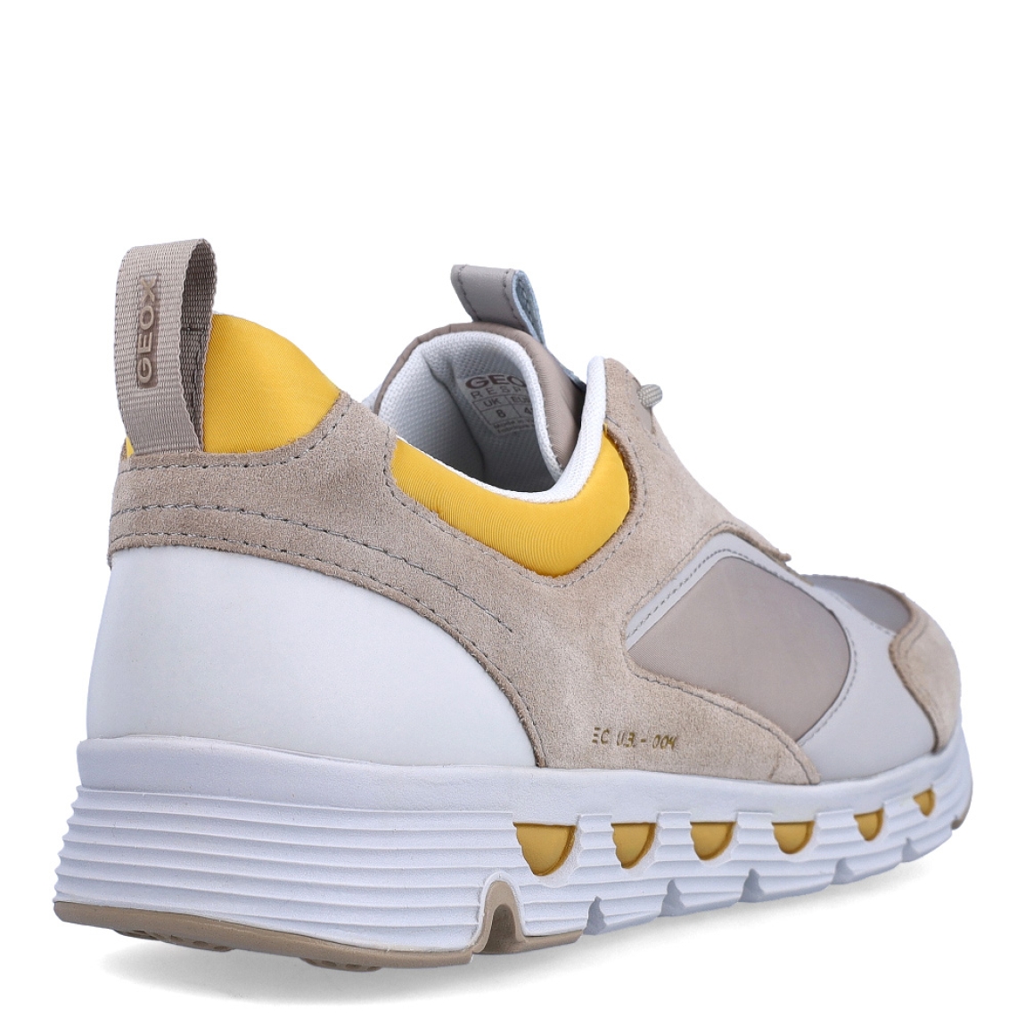 Deportiva de la marca Geox, modelo SHPERICA. Exterior de la deportiva en ante color beig. Interior de la deportiva en textil de color blanco. Cierre de la deportiva con cordones. Suela de goma de 2 cm de cuña. Este modelo presenta un estilo icónico e innovador. La Geox Spherica de hombre es una deportiva que revoluciona el concepto mismo de deportiva ofreciendo transpirabilidad, bienestar y amortiguación superiores.