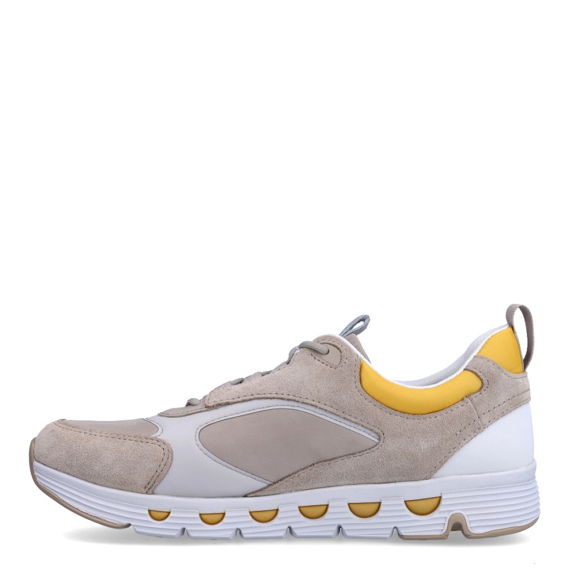 Deportiva de la marca Geox, modelo SHPERICA. Exterior de la deportiva en ante color beig. Interior de la deportiva en textil de color blanco. Cierre de la deportiva con cordones. Suela de goma de 2 cm de cuña. Este modelo presenta un estilo icónico e innovador. La Geox Spherica de hombre es una deportiva que revoluciona el concepto mismo de deportiva ofreciendo transpirabilidad, bienestar y amortiguación superiores.