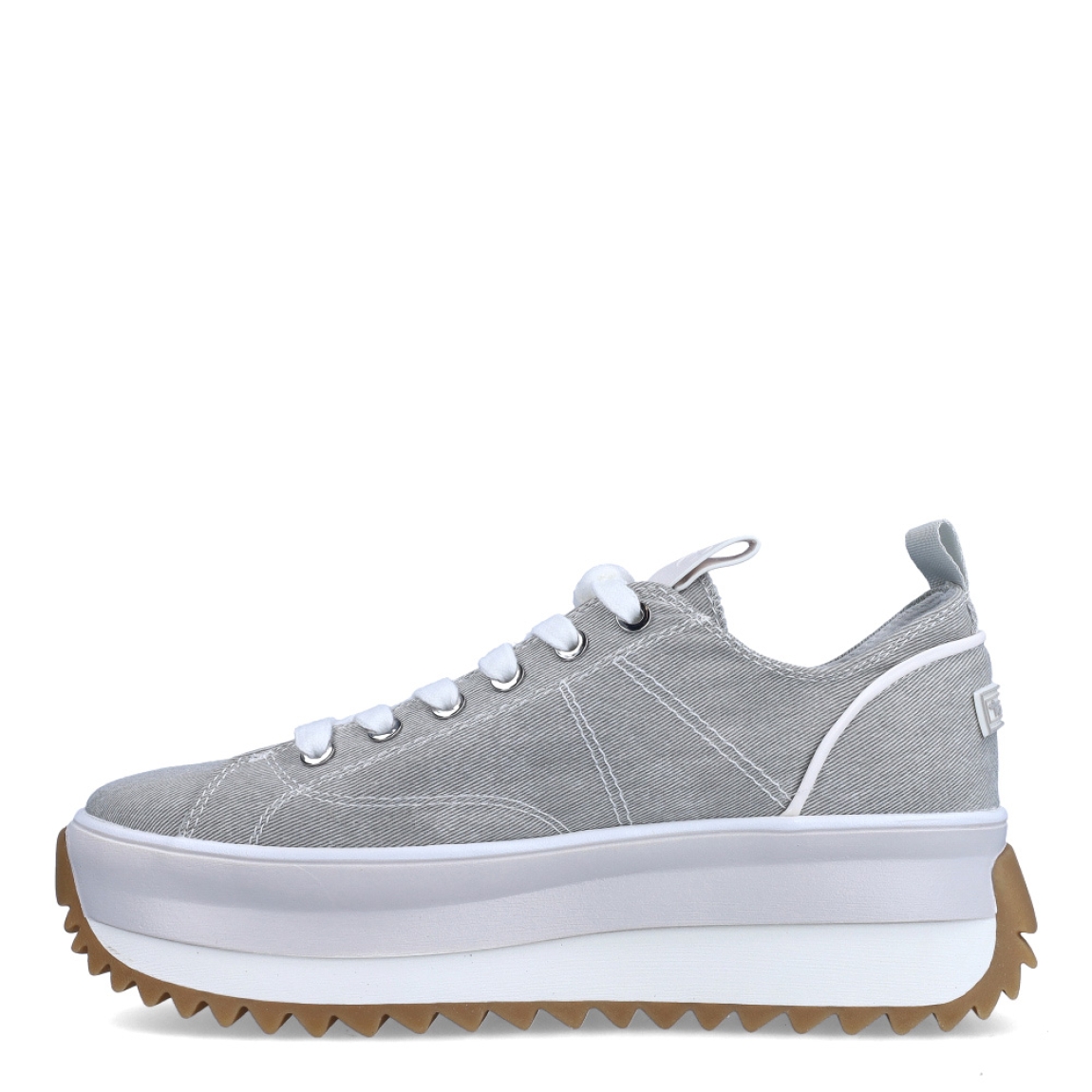 Depotivas de la marca Tamaris, modelo RAFA. Exterior de las deportivas en textil color gris. Interior de las deportivas en textil . Cierre de las deportivas con cordones en color blanco. Suelas de las deportivas Tamaris hechas de goma y dentadas. Deportivas con plataforma de 4,5cm de altura. Estas deportivas Tamaris Rafa, además de se cómodas, tienen un estilo único que te ayudarán a destacar en tu día a día.