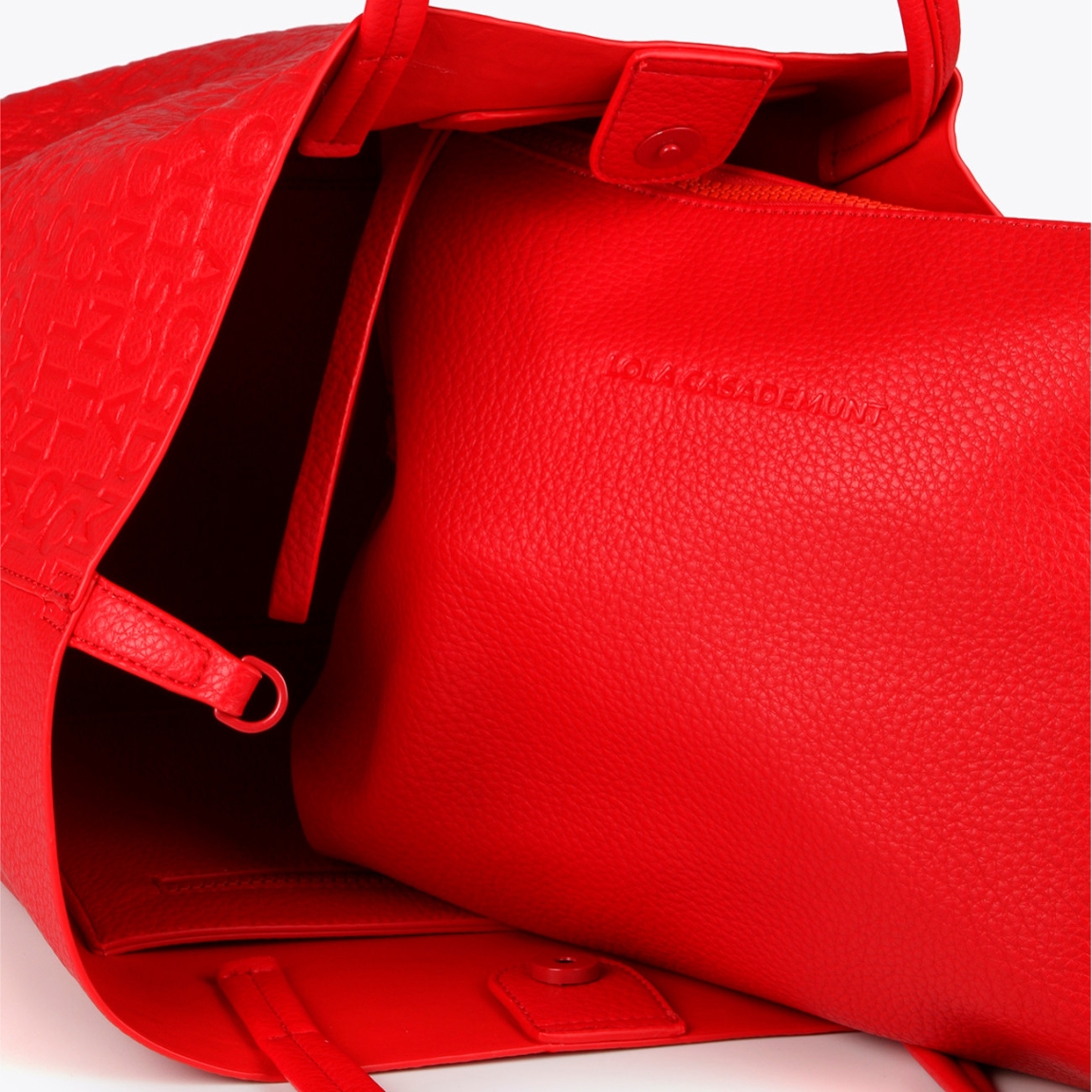 Bolso de la marca Lola Casademunt, modelo CHERRY. Bolso shopper desestructurado en efecto piel color rojo. Detalle de grabado monograma y bolsillo interior. Contiene neceser interior. Cierre imantado.ALTO: 30 cm - LARGO: 32 cm - ANCHO: 17 cm.