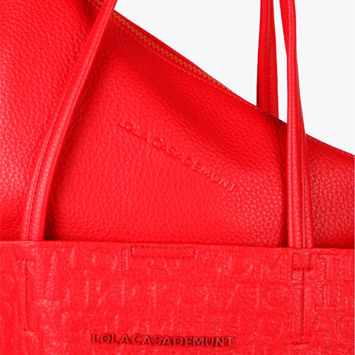 Bolso de la marca Lola Casademunt, modelo CHERRY. Bolso shopper desestructurado en efecto piel color rojo. Detalle de grabado monograma y bolsillo interior. Contiene neceser interior. Cierre imantado.ALTO: 30 cm - LARGO: 32 cm - ANCHO: 17 cm.