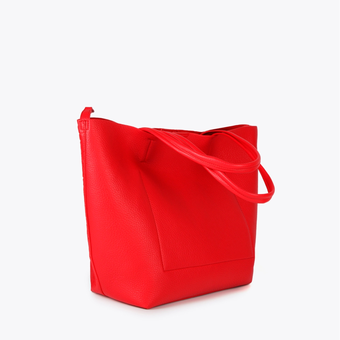 Bolso de la marca Lola Casademunt, modelo CHERRY. Bolso shopper desestructurado en efecto piel color rojo. Detalle de grabado monograma y bolsillo interior. Contiene neceser interior. Cierre imantado.ALTO: 30 cm - LARGO: 32 cm - ANCHO: 17 cm.
