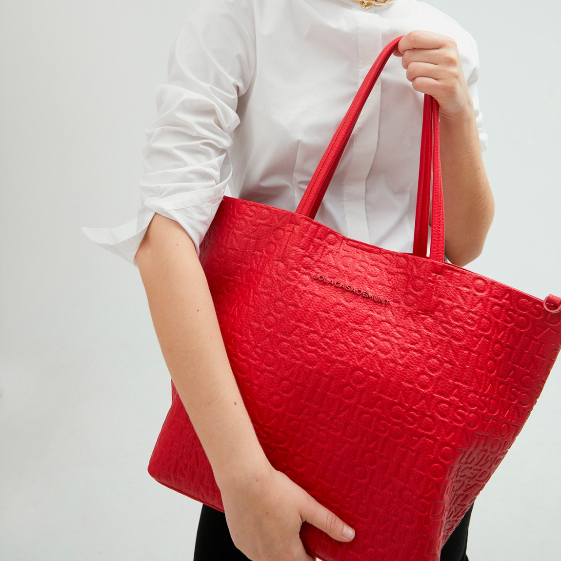 Bolso de la marca Lola Casademunt, modelo CHERRY. Bolso shopper desestructurado en efecto piel color rojo. Detalle de grabado monograma y bolsillo interior. Contiene neceser interior. Cierre imantado.ALTO: 30 cm - LARGO: 32 cm - ANCHO: 17 cm.