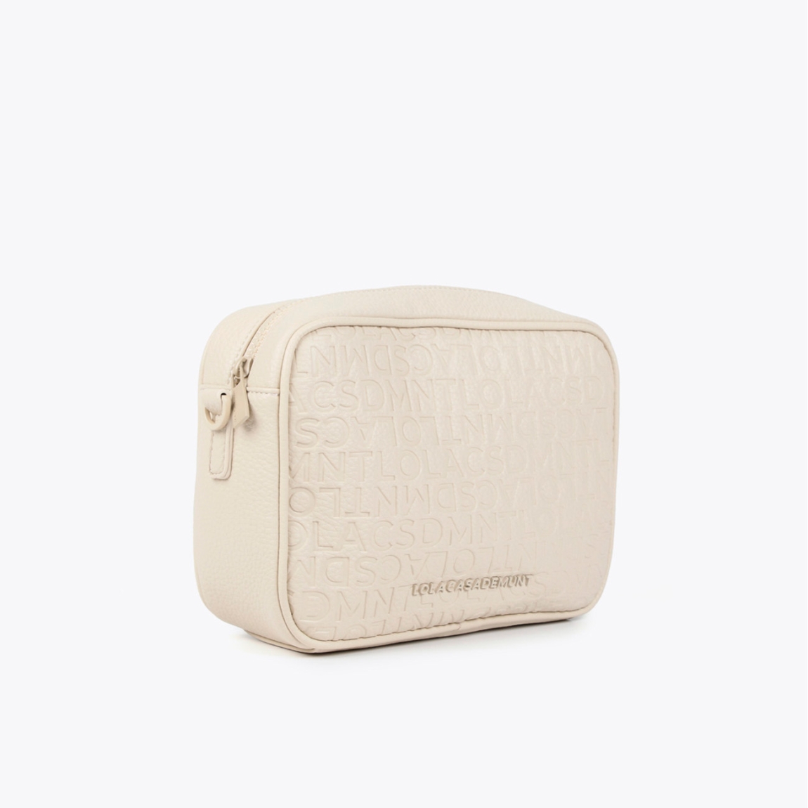 Bolso de la marca Lola Casademunt, modelo GEMMA. Bolso Bandolera con grabado monograma en efecto piel color beig. Contiene asa bandolera con detalle de logo en strass. Cierre con cremallera.ALTO: 25 cm - LARGO: 17 cm - ANCHO: 8 cm / BANDOLERA: 126 cm