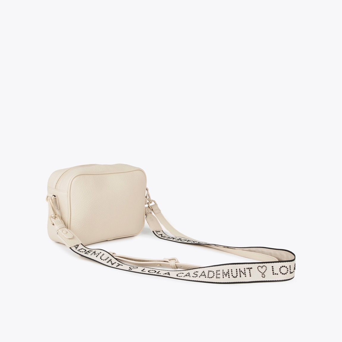 Bolso de la marca Lola Casademunt, modelo GEMMA. Bolso Bandolera con grabado monograma en efecto piel color beig. Contiene asa bandolera con detalle de logo en strass. Cierre con cremallera.ALTO: 25 cm - LARGO: 17 cm - ANCHO: 8 cm / BANDOLERA: 126 cm