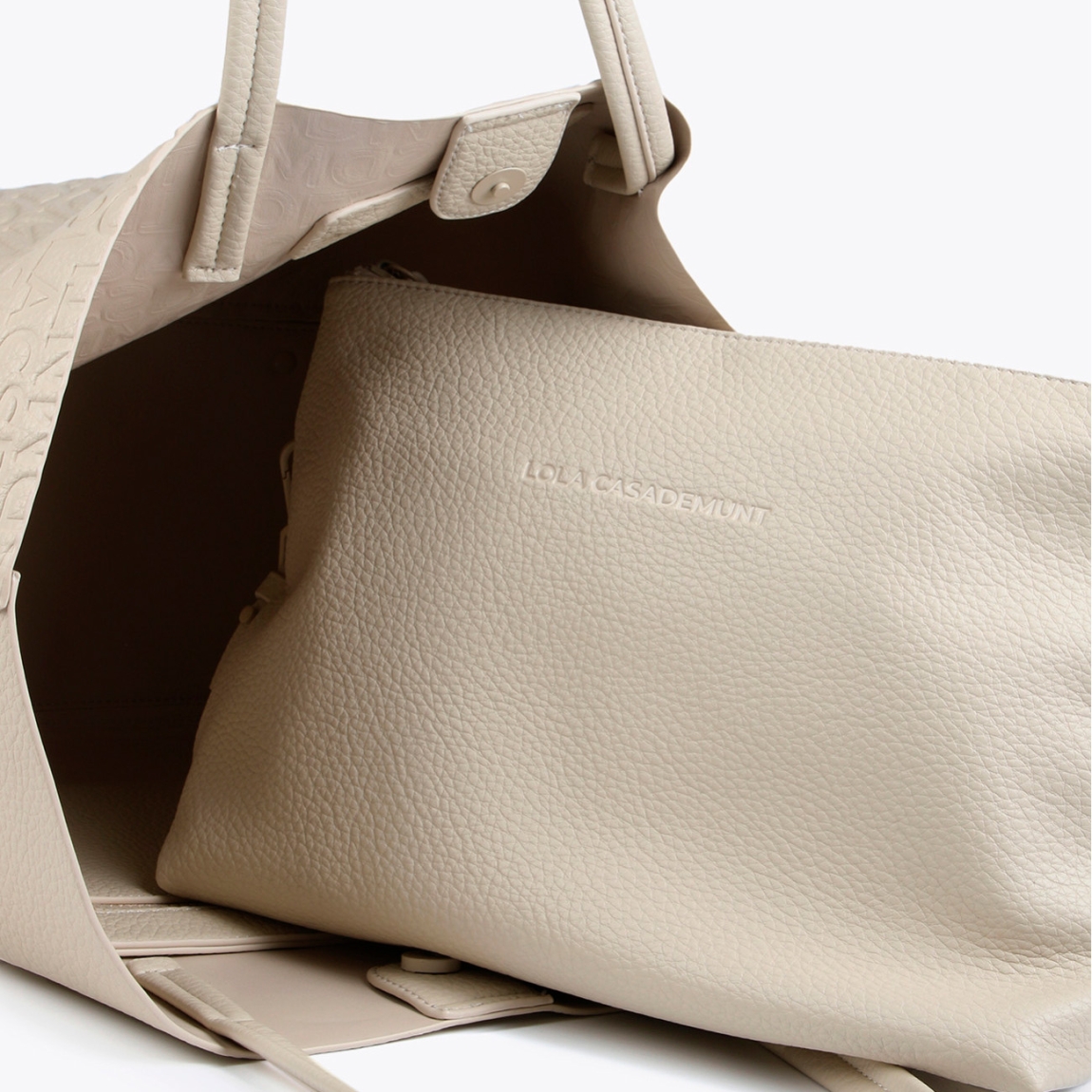 Bolso de la marca Lola Casademunt, modelo CHERRY. Bolso shopper desestructurado en efecto piel color blanco. Detalle de grabado monograma y bolsillo interior. Contiene neceser interior. Cierre imantado.ALTO: 30 cm - LARGO: 32 cm - ANCHO: 17 cm.