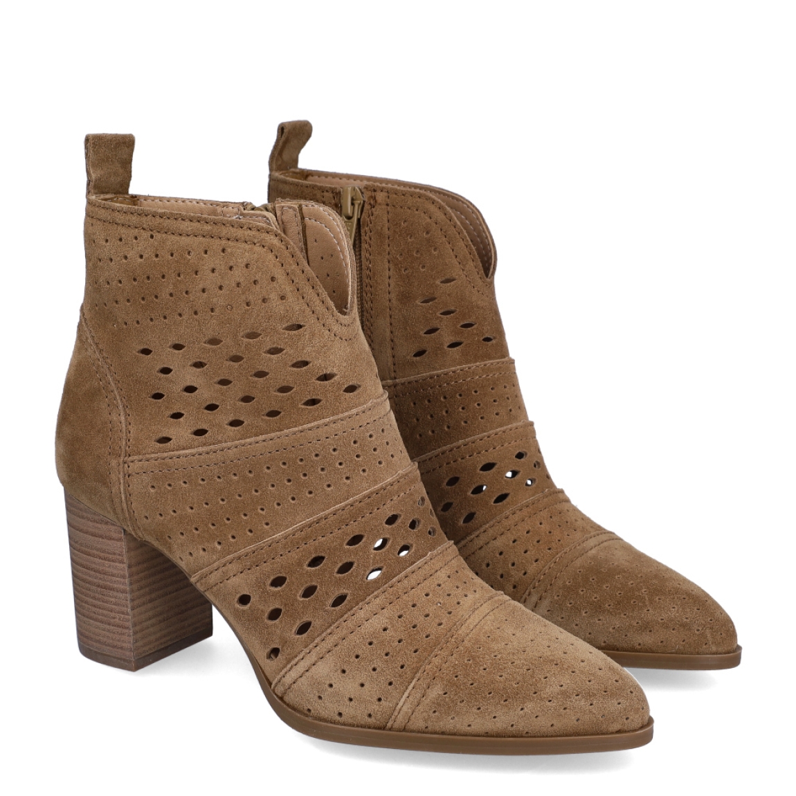 Botines de la marca Alpe, modelo CONIE. Exterior en ante color cuero con diseño troquelado. Interior en ante cuero. Cierre con cremallera y un tacón de 7cm de altura. Estos botines Alpe CONIE son unos clásicos, ideales en estilo y comodidad.