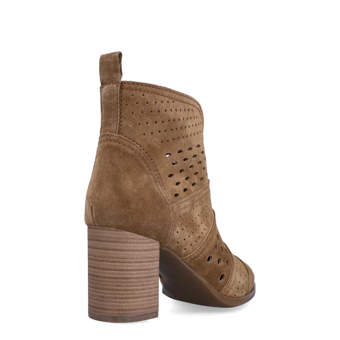 Botines de la marca Alpe, modelo CONIE. Exterior en ante color cuero con diseño troquelado. Interior en ante cuero. Cierre con cremallera y un tacón de 7cm de altura. Estos botines Alpe CONIE son unos clásicos, ideales en estilo y comodidad.