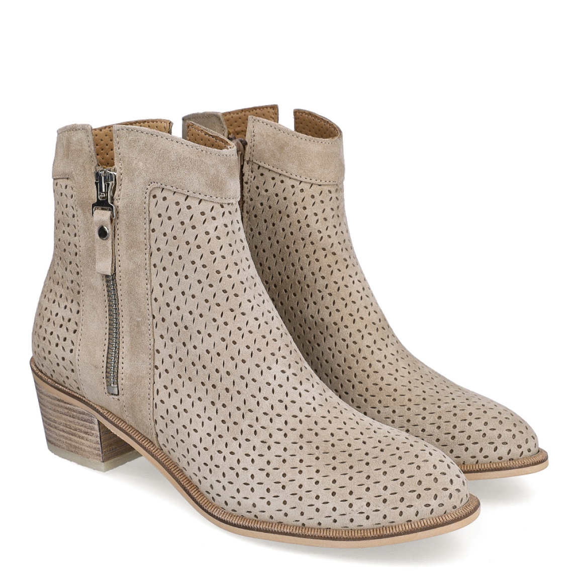 Botines de la marca Alpe, modelo HELLAR. Exterior en ante color beig con diseño troquelado. Interior en ante beig. Cierre con cremallera y un tacón de 4cm de altura. Estos botines Alpe HELLAR son unos clásicos, ideales en estilo y comodidad.
