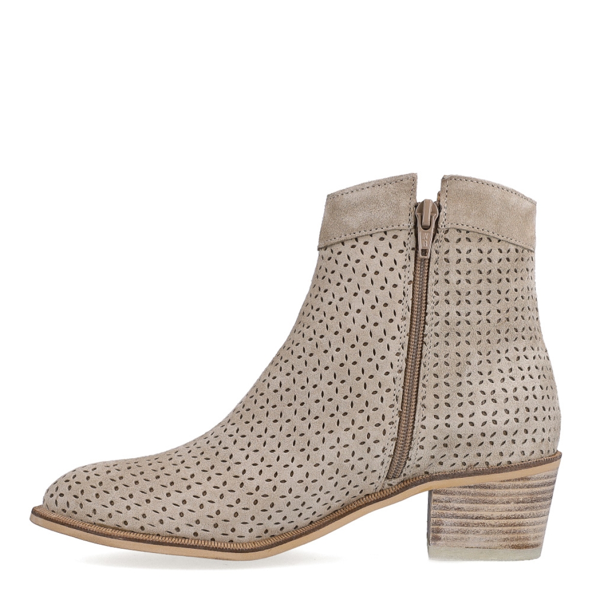 Botines de la marca Alpe, modelo HELLAR. Exterior en ante color beig con diseño troquelado. Interior en ante beig. Cierre con cremallera y un tacón de 4cm de altura. Estos botines Alpe HELLAR son unos clásicos, ideales en estilo y comodidad.